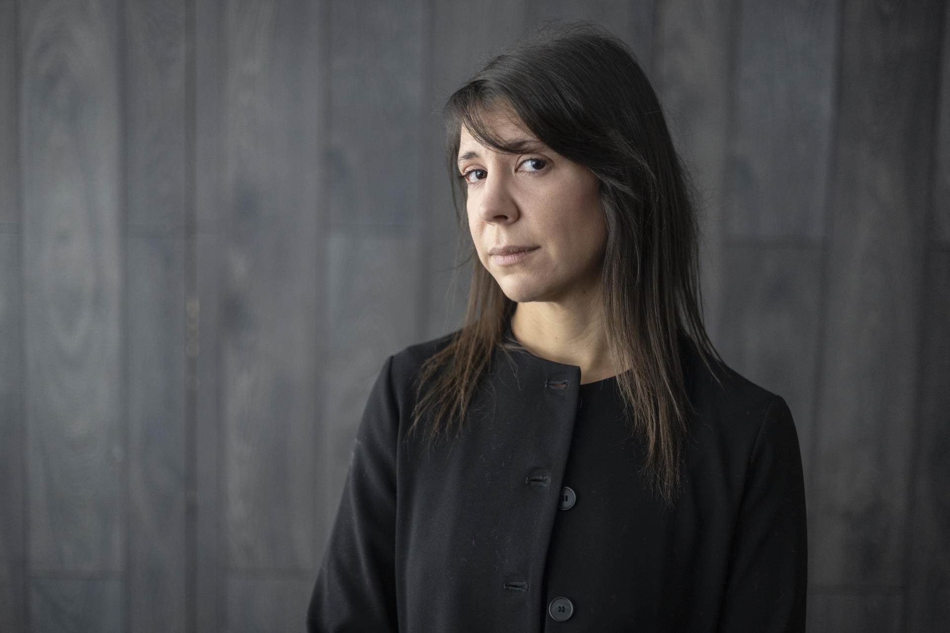 La escritora vasca Aixa de la Cruz indaga en los condicionantes de la pareja y del ideal de amor romántico en su nueva novela, 'Todo empieza con la sangre', una invitación a perder el miedo al silencio y a la búsqueda espiritual. EFE/ Guillem Sartorio/editorial Alfaguara SOLO USO EDITORIAL/SOLO DISPONIBLE PARA ILUSTRAR LA NOTICIA QUE ACOMPAÑA (CRÉDITO OBLIGATORIO)