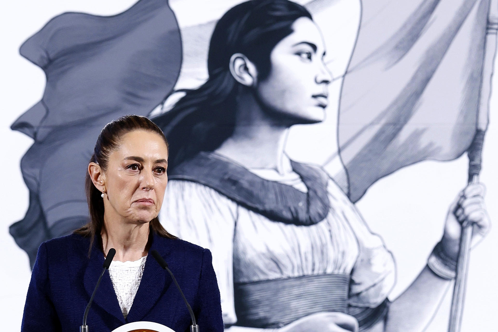 La presidenta de México, Claudia Sheinbaum, habla durante su conferencia de prensa diaria este lunes, en el Palacio Nacional de la Ciudad de México (México). EFE/ Sáshenka Gutiérrez