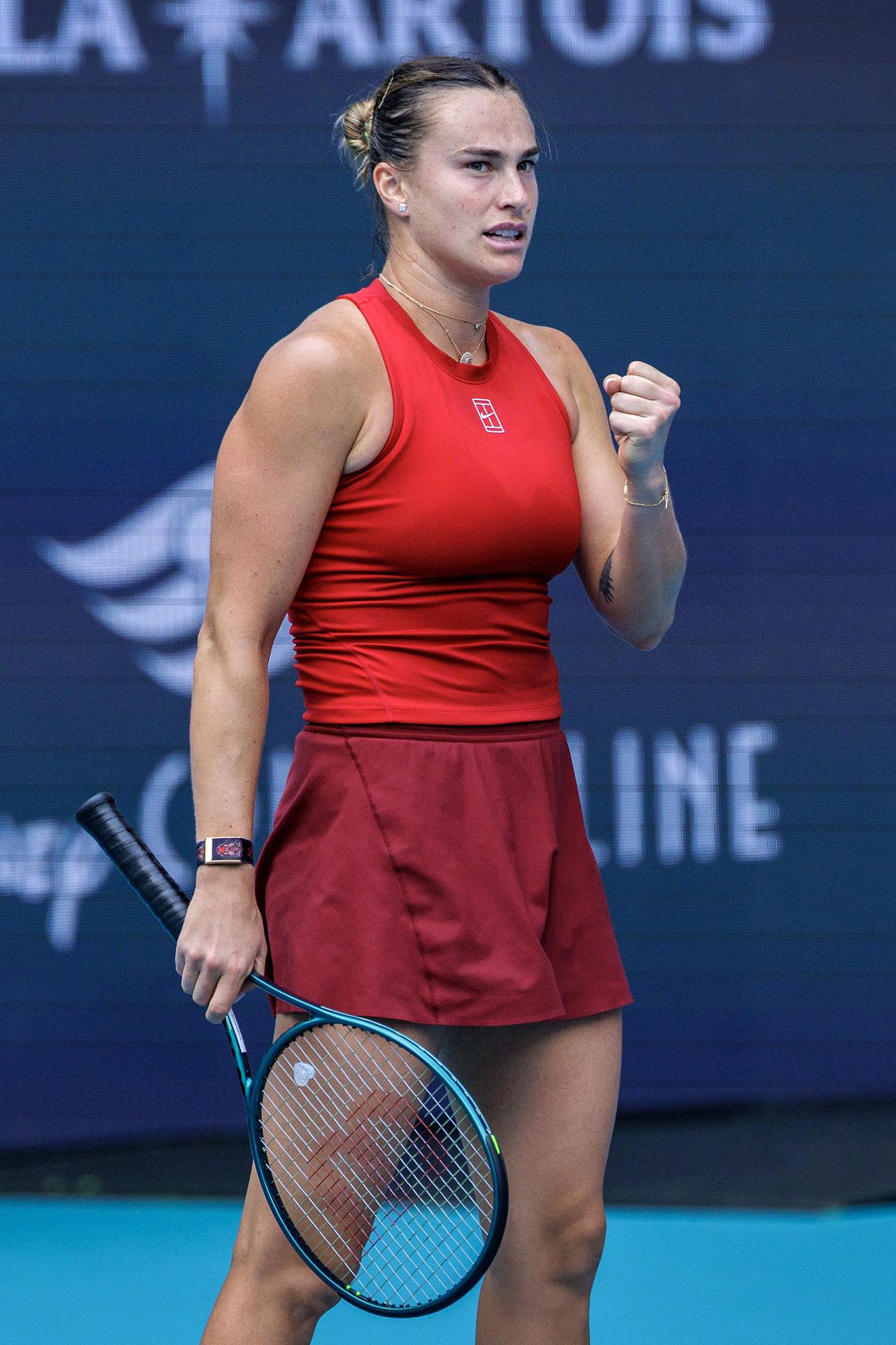 La bielorrusa Aryna Sabalenka eliminó este lunes a la estadounidense Danielle Collins, campeona del Miami Open 2024, y se clasificó para los cuartos de final de este Masters 1.000 de Florida (Estados Unidos). EFE/EPA/CRISTOBAL HERRERA-ULASHKEVICH