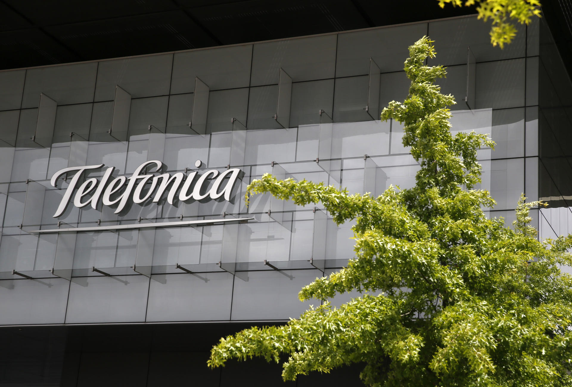 Foto de archivo de la fachada de la sede corporativa de Telefónica, hoy en el distrito de Las Tablas en Madrid. EFE/MARISCAL