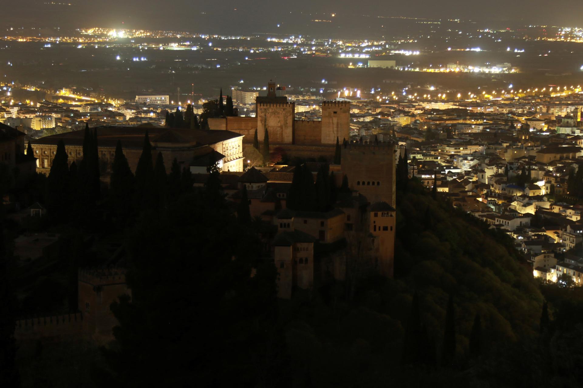 Vista de archivo de la Alhambra, desde la Silla del Morol (Granada), apagada con motivo de la Hora del Planeta.EFE/ Pepe Torres