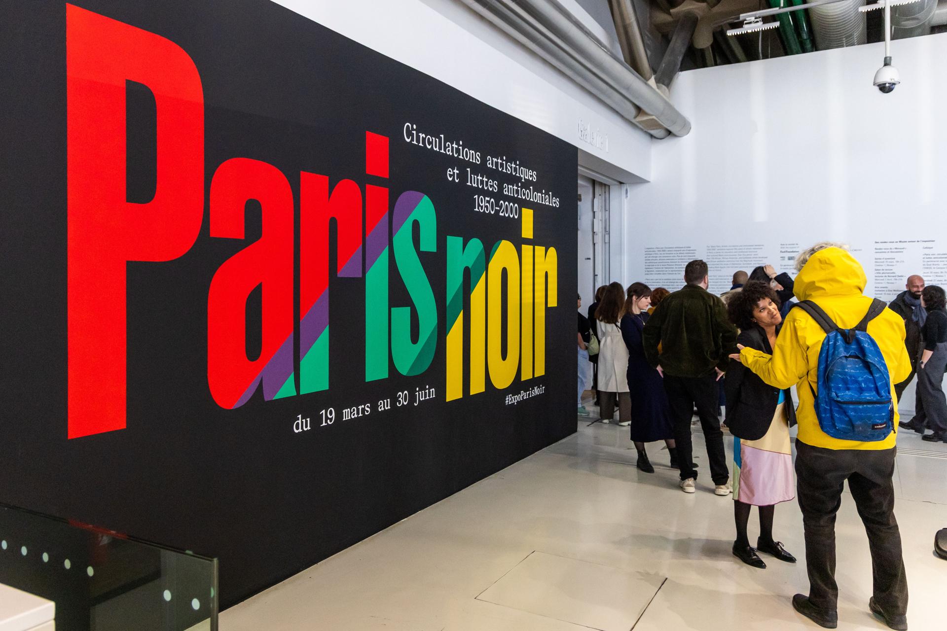 Visitantes de la exposición Paris Noir en el Centro Pompidou de París. EFE/EPA/CHRISTOPHE PETIT TESSON