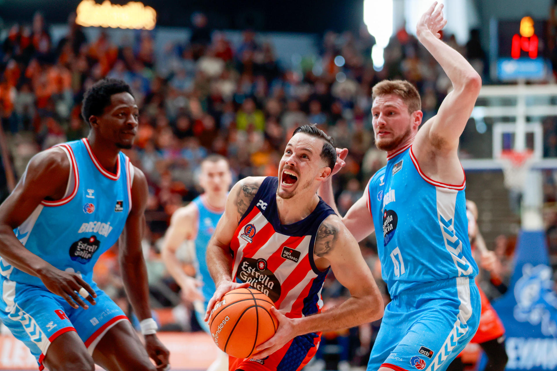 El base francés del Leyma Básquet Básquet Coruña, Thomas Heurtel (c), en acción durante el encuentro Básquet Coruña vs. Río Breogan correspondiente a la jornada 19 de la Liga Endesa que enfrenta a ambos equipos en el Coliseum de A Coruña este domingo. EFE/Cabalar