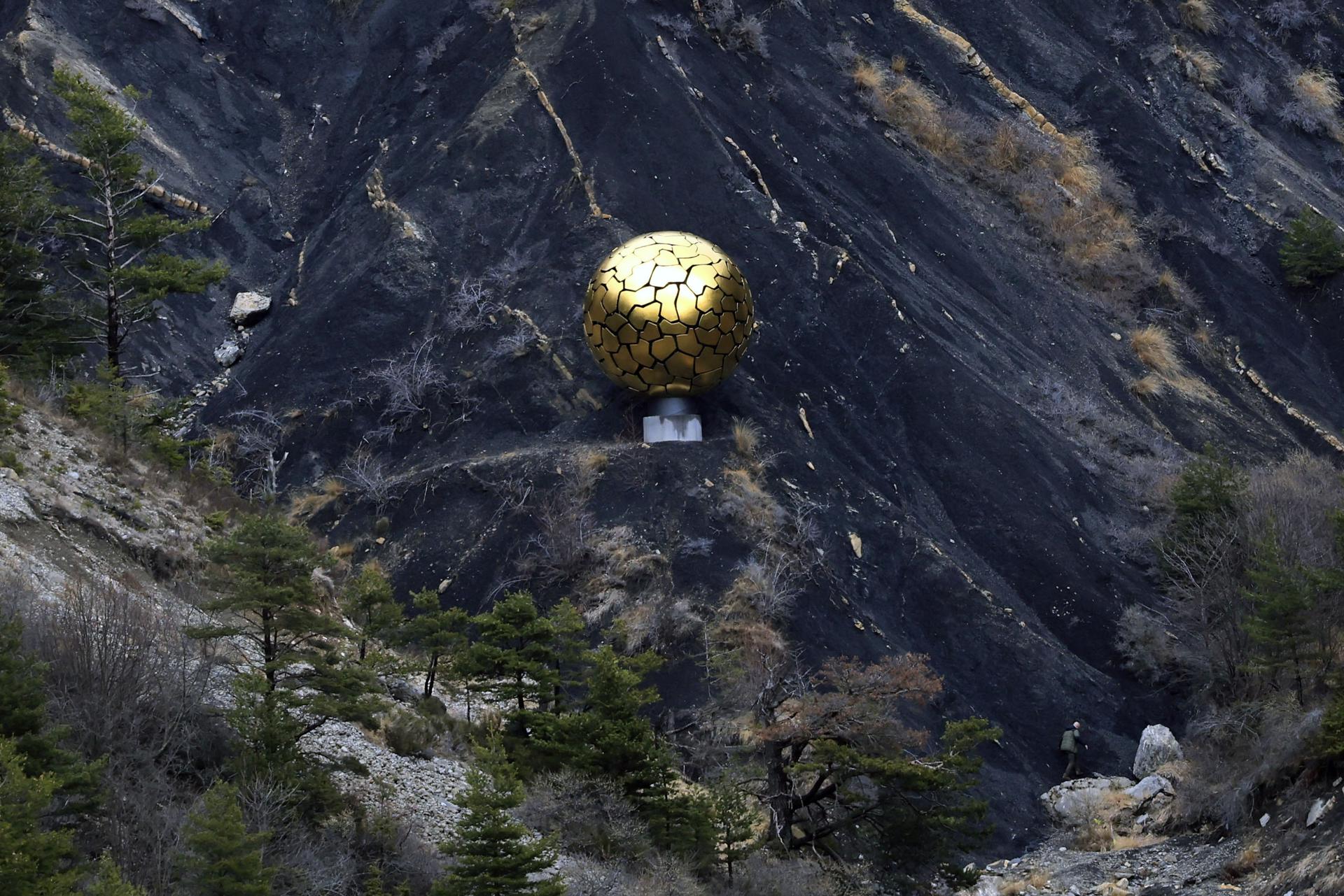 Una vista muestra la escultura 'Orbe Solar' en conmemoración de las víctimas del accidente del avión Germanwings en el lugar del accidente en el Col de Mariaud, durante una ceremonia que marca el 10.º aniversario del accidente en Le Vernet, en el sur de Francia, el 24 de marzo de 2025. El vuelo 4U9525 de Germanwings, que transportaba a 144 pasajeros y seis miembros de la tripulación de Barcelona, España, a Düsseldorf, Alemania, se estrelló el 24 de marzo de 2015 en los Alpes franceses cuando el copiloto del vuelo provocó deliberadamente la caída del Airbus. (Francia, Alemania, España) EFE/EPA/GUILLAUME HORCAJUELO