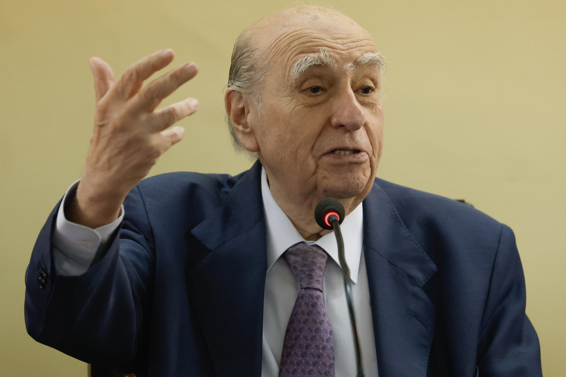 El expresidente uruguayo Julio María Sanguinetti habla durante un evento este lunes, en Rio de Janeiro (Brasil). EFE/ Antonio Lacerda