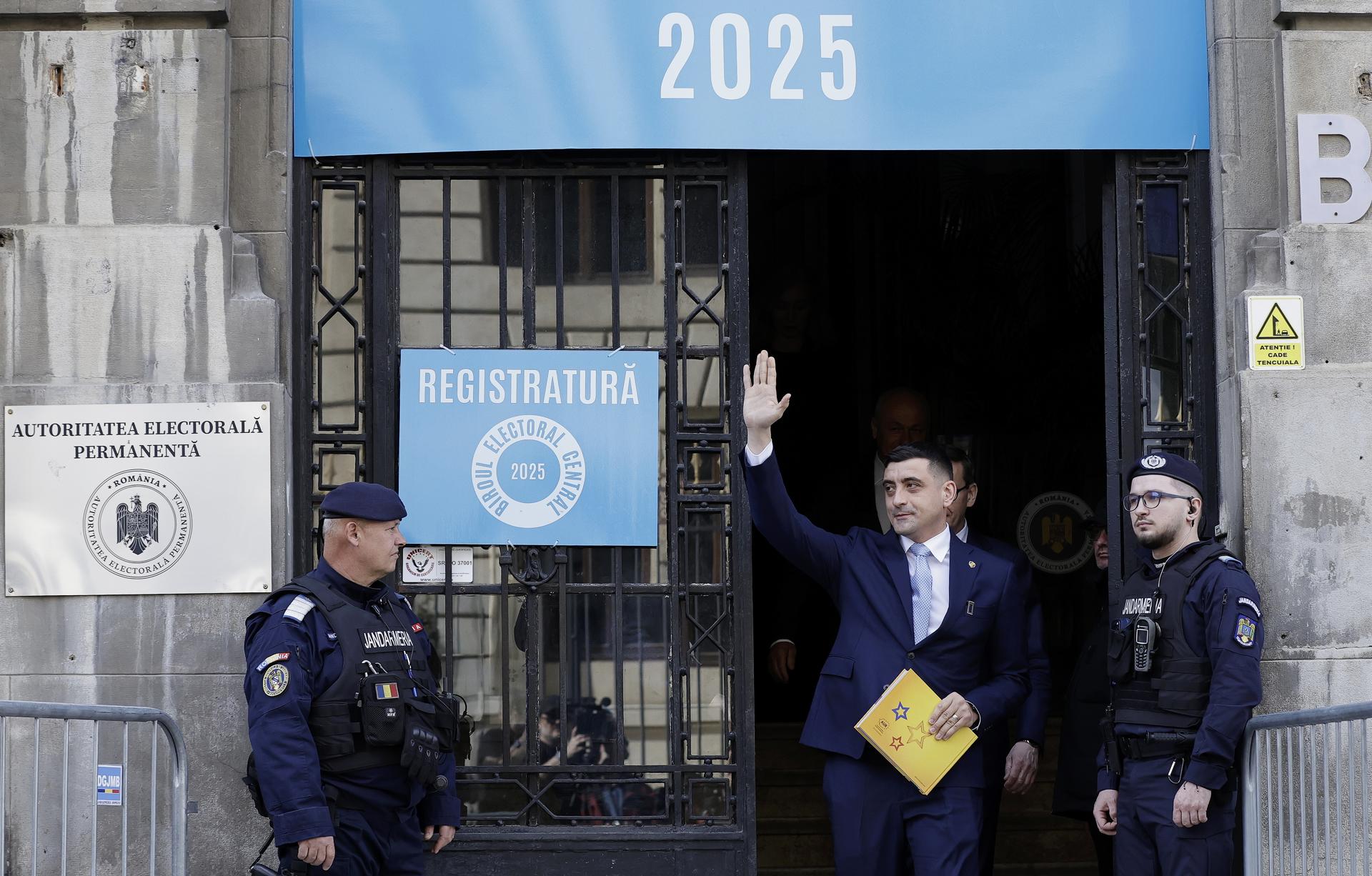 El líder del partido Alianza Ultra-Nacionalista por la Unión de Rumanos (AUR), George Simion, saluda a sus seguidores tras inscribirse para la carrera presidencial de 2025 en la sede del Buró Electoral Central (BEC) en Bucarest, Rumanía, el 14 de marzo de 2025. Simion reemplazará a Calin Georgescu como el candidato destacado de extrema derecha en las elecciones presidenciales de mayo, pero la líder del Partido de los Jóvenes (POT), Anamaria Gavrila, estará lista para sustituir a Simion si el BEC invalida su candidatura. (Elecciones, Rumanía, Bucarest) EFE/EPA/ROBERT GHEMENT