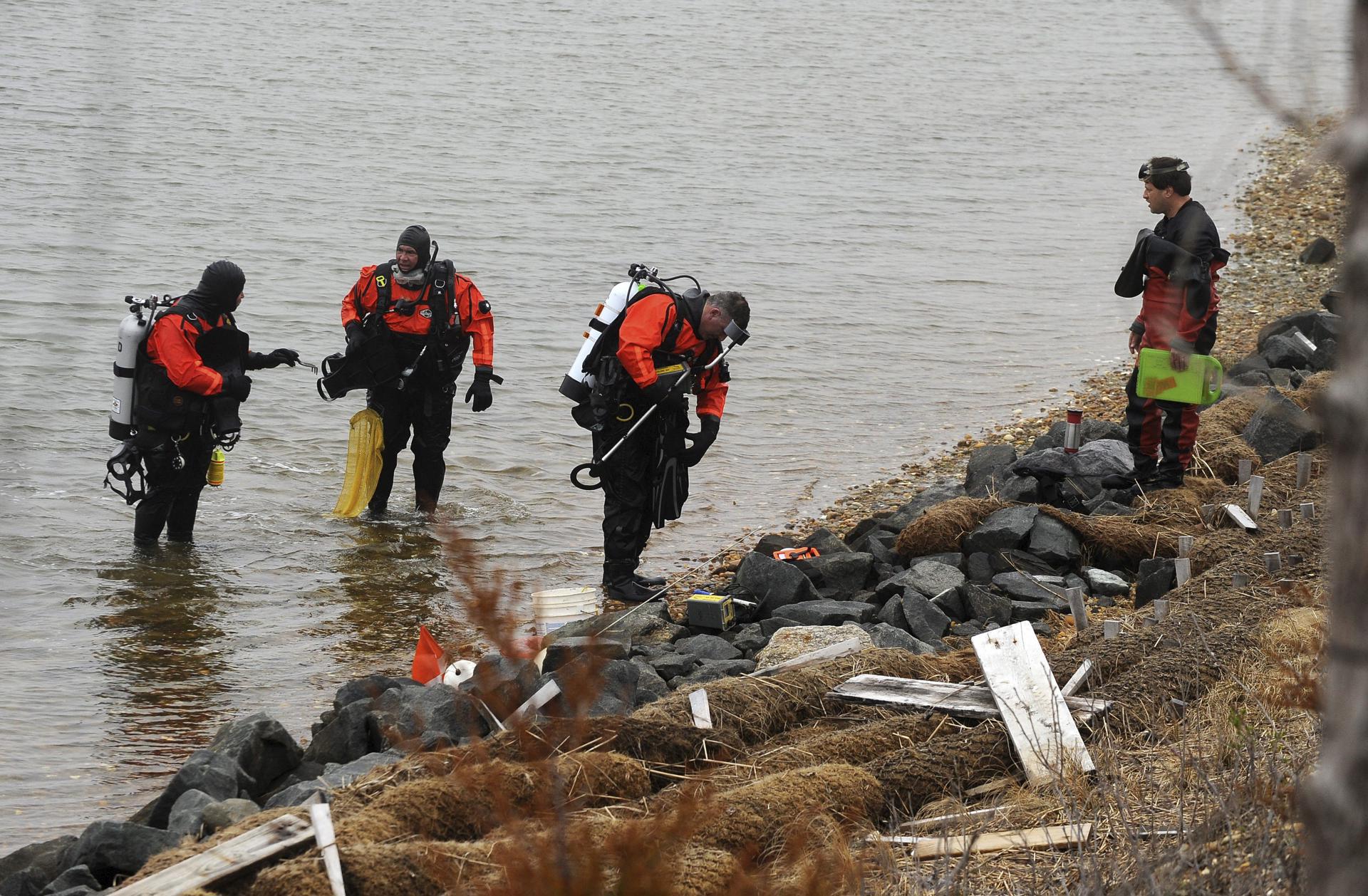 Fotografía de archivo de buzos del condado de Suffolk buscan en Hemlock Cove, Babylon, Nueva York, EE. UU., 13 de abril de 2011. EFE/ANDREW GOMBERT