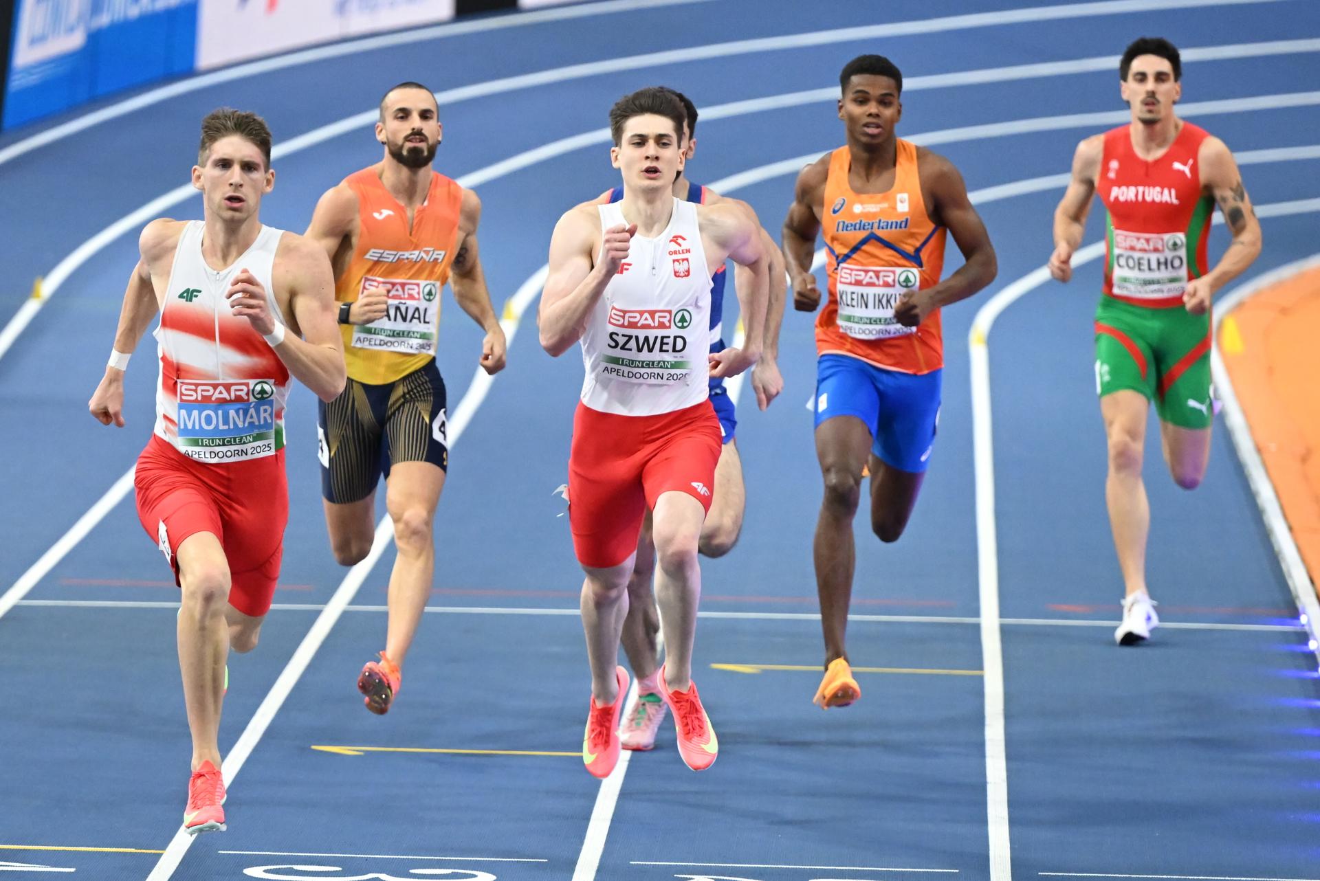 El húngaro Attila Molnar (I), el español, Iñaki Canal y el polaco Maksymilian Szwed of Poland Campeonatos de Europa en pista cubierta en Apeldoorn. ) EFE/EPA/Adam Warzawa POLAND OUT
