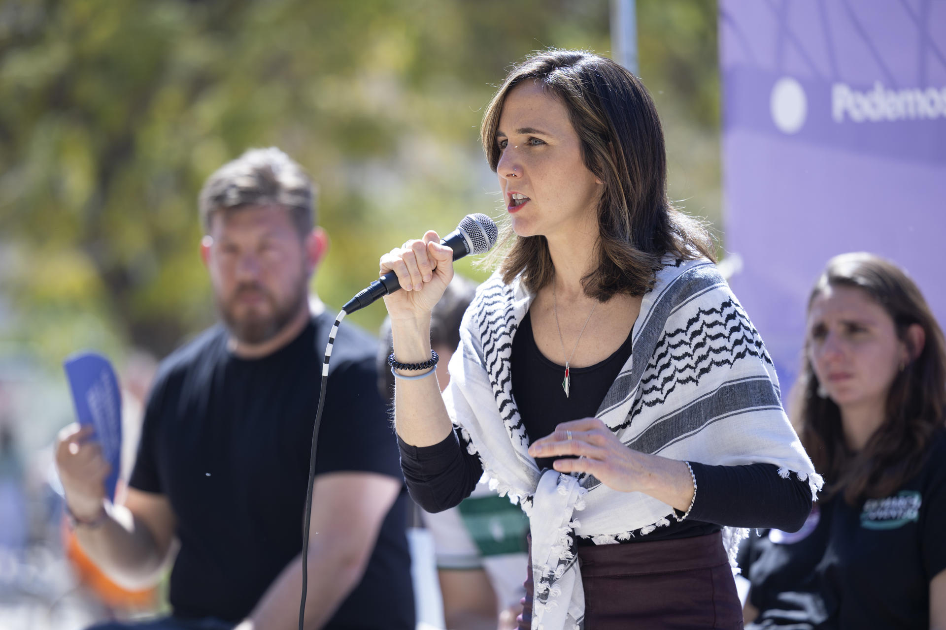 La diputada y secretaria general de Podemos, Ione Belarra, entre otros representantes del partido, interviene en el acto central del Encuentro 'La lucha por la vivienda. Del Malestar al cambio que se celebra este sábado en Málaga. EFE/Daniel Pérez