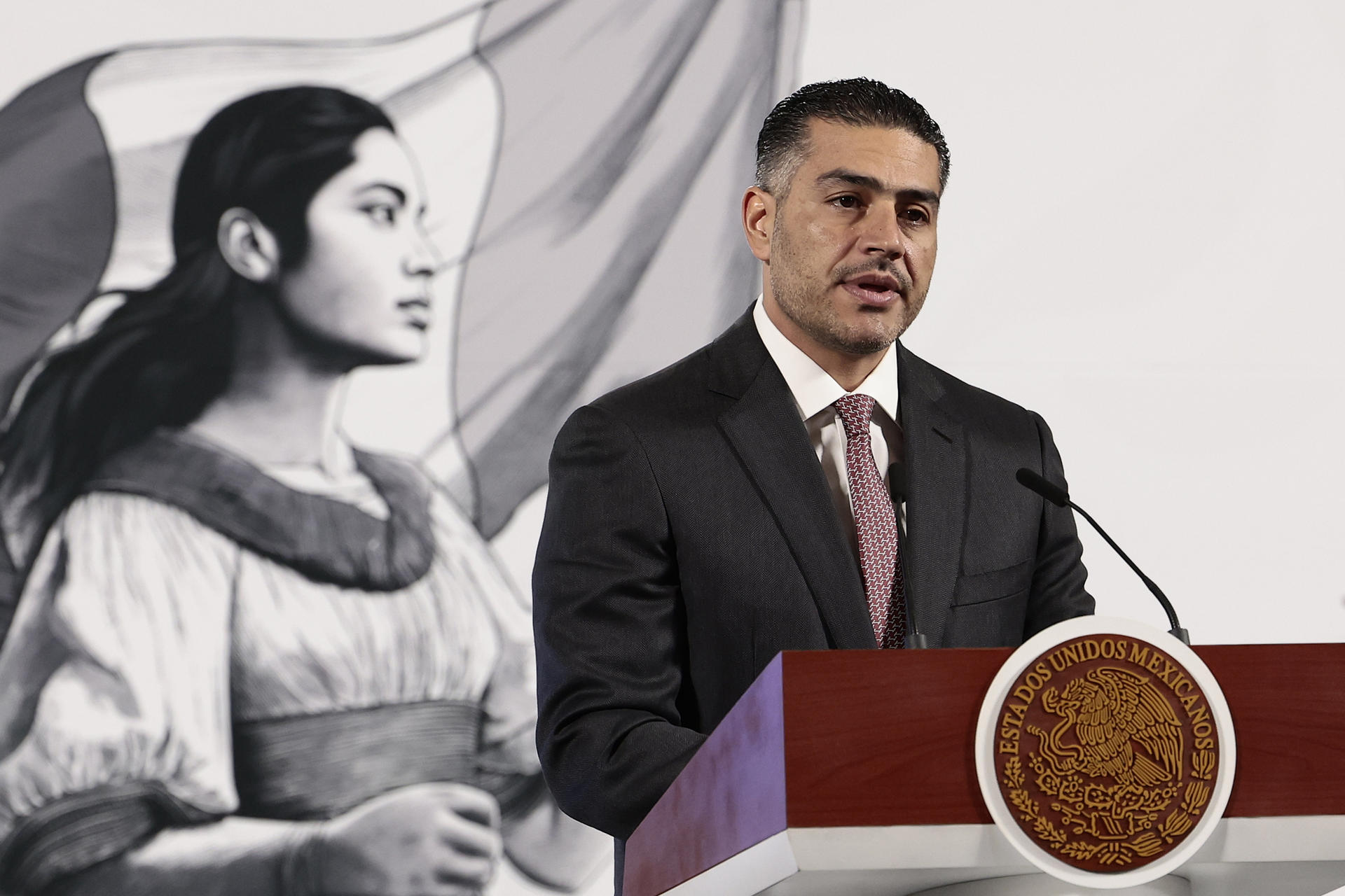 El secretario de Seguridad y Protección Ciudadana, Omar García Harfuch, habla durante una rueda de prensa este lunes, en Palacio Nacional, en Ciudad de México (México). EFE/ José Méndez