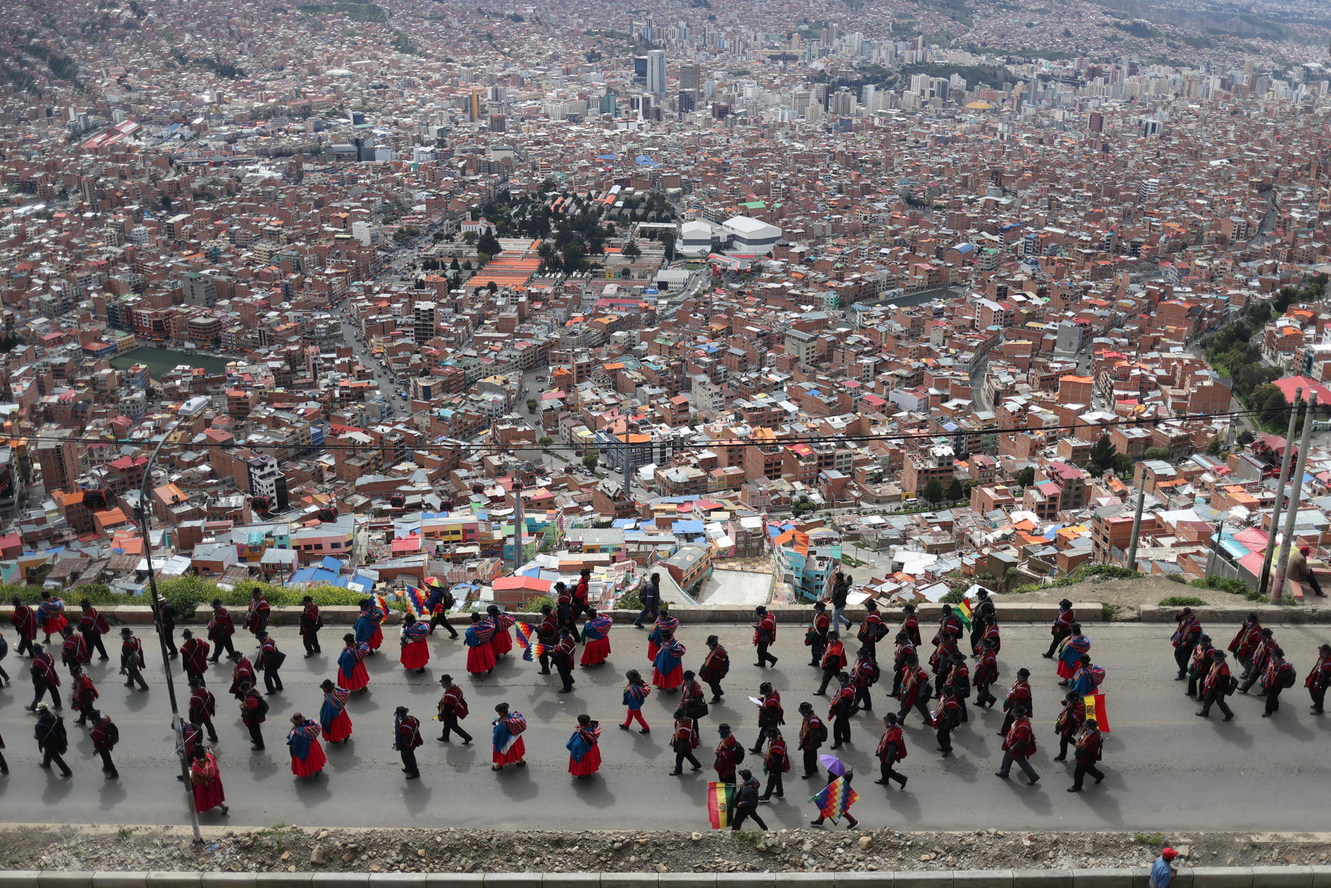 Decenas de campesinos aimaras fueron registrados este miércoles, 18 de marzo, al marchar desde El Alto y rumbo a La Paz, para exigir al Gobierno una solución definitiva a la escasez de combustibles y a la inflación. EFE/Luis Gandarillas
