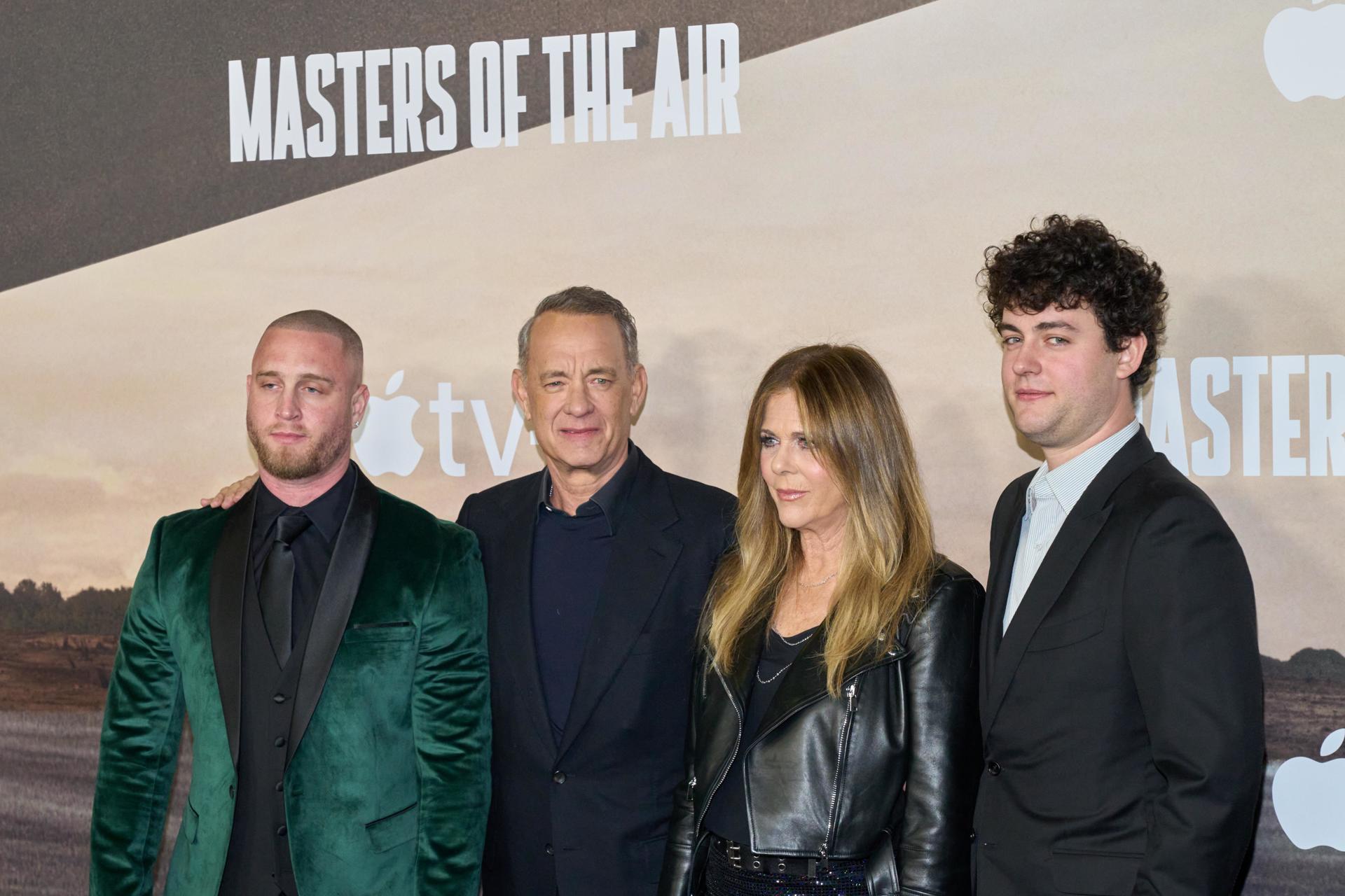 Fotografía de archivo de Chet Hanks, Tom Hanks, Rita Wilson y Truman Hanks. EFE/Allison Dinner
