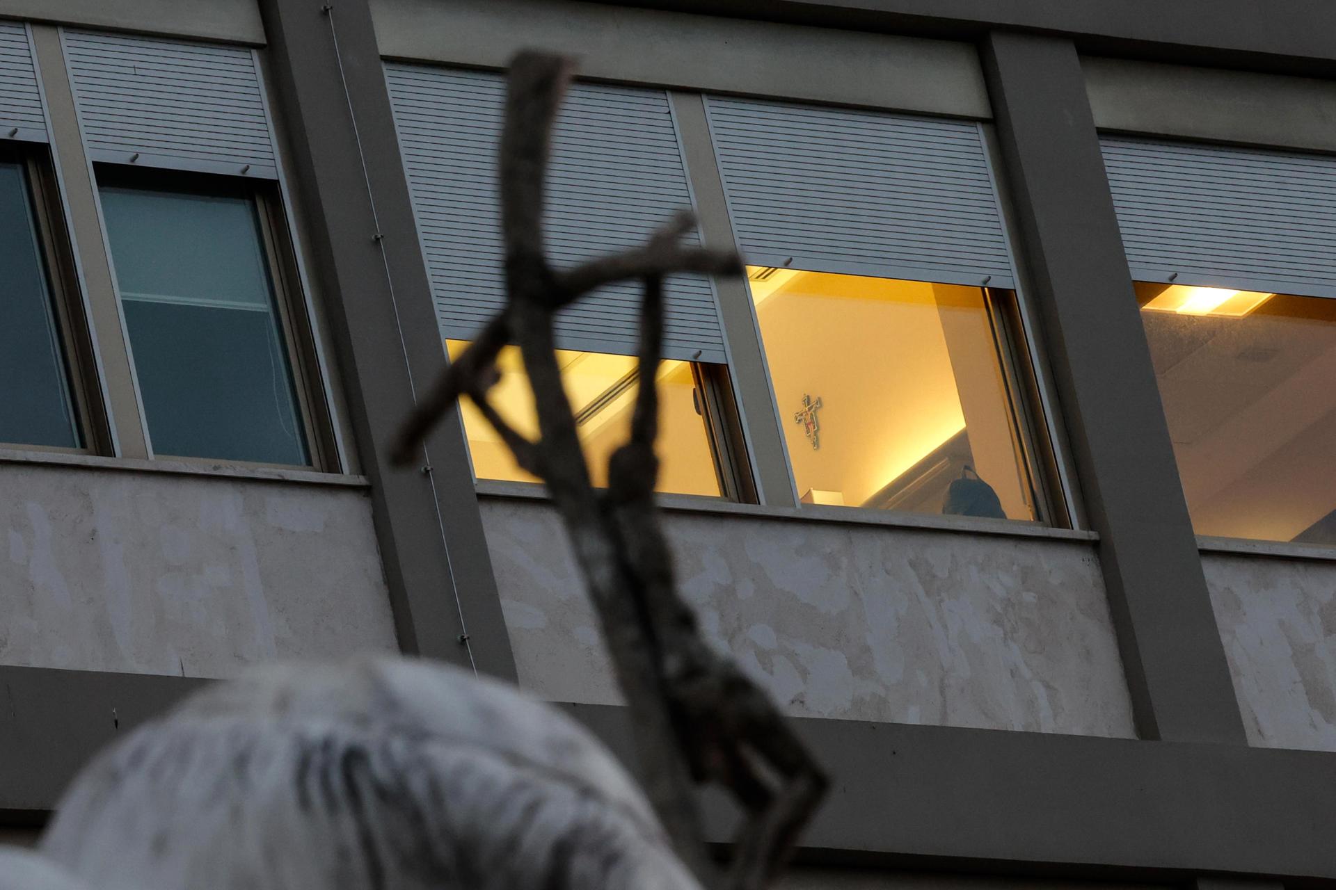 Una sala está iluminada en el Hospital Universitario Gemelli en Roma, Italia, el 14 de marzo de 2025, donde el Papa Francisco está siendo tratado después de haber sido ingresado allí el 14 de febrero debido a una infección del tracto respiratorio. (Papá, Italia, Roma) EFE/EPA/GIUSEPPE LAMI