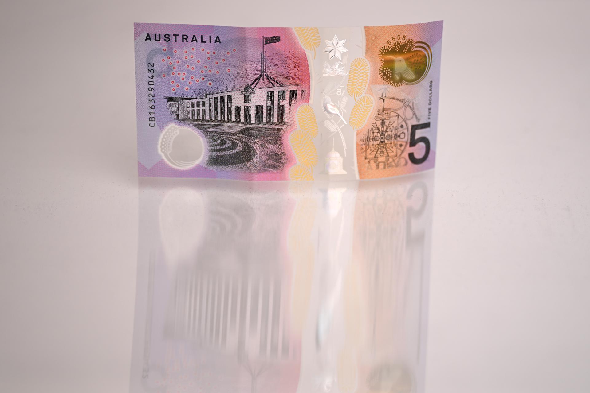 Fotografía del reverso del billete de cinco dólares de Australia, de cuyo anverso desaparecerá la imagen del monarca y será reemplazara por referencias al pueblo aborigen.
EFE/EPA/LUKAS COCH AUSTRALIA AND NEW ZEALAND OUT