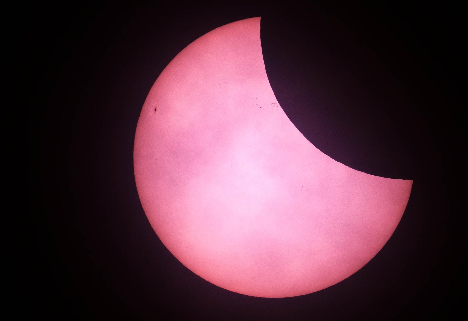 Una vista del eclipse solar parcial desde el Observatorio de Greenwich en Londres, Gran Bretaña, 29 de marzo de 2025. Un eclipse solar ocurre cuando la Luna pasa entre el Sol y la Tierra, proyectando una sombra sobre la Tierra que bloquea total o parcialmente la luz del Sol en algunas áreas.  (United Kingdom, London) 
EFE/EPA/NEIL HALL