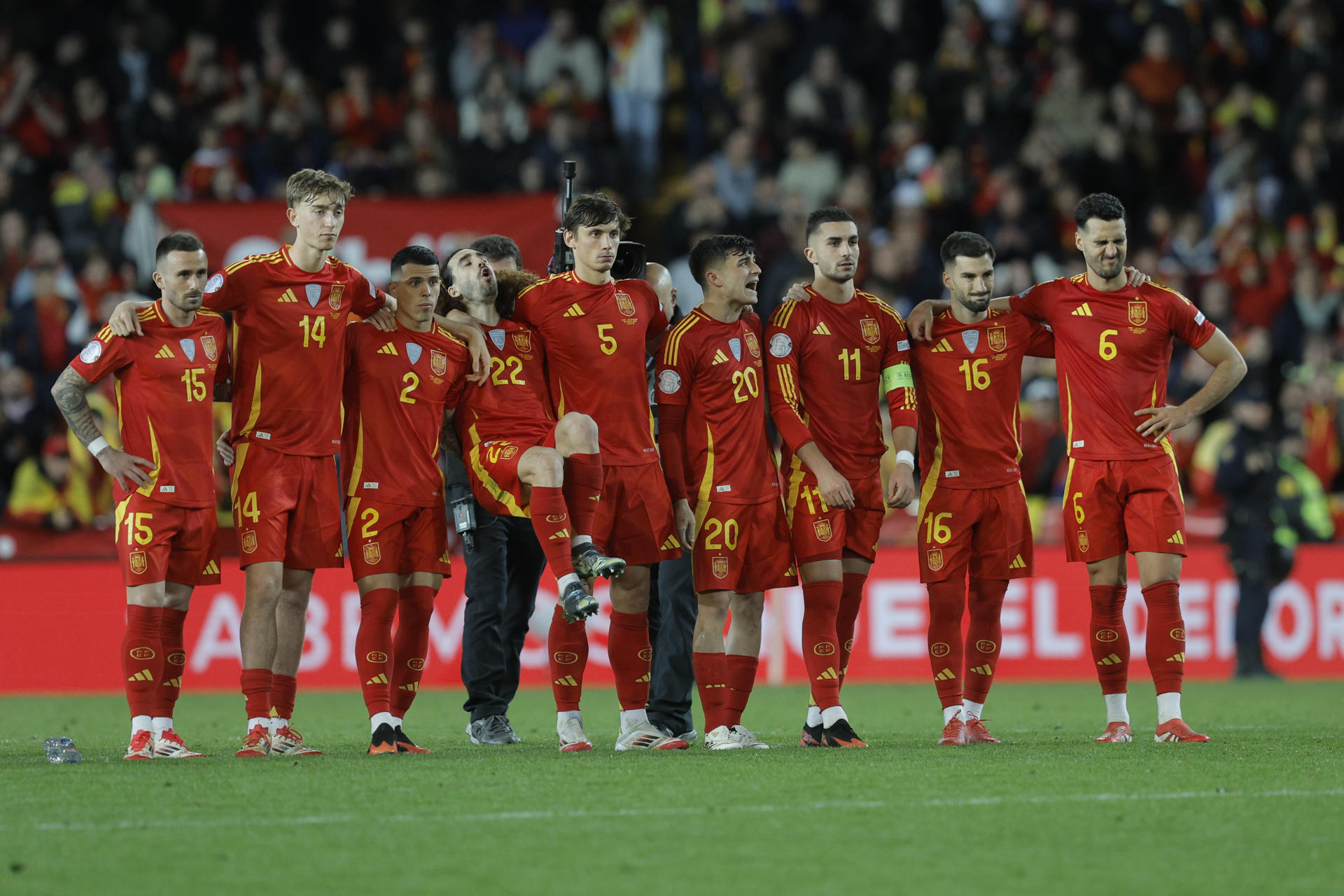Los jugadores de la selección española en la tanda de penaltis del partido de vuelta de los cuartos de final de la Liga de Naciones que las selecciones de España y Países Bajos disputaron en el estadio de Mestalla, en Valencia. EFE/Kai Fosterling