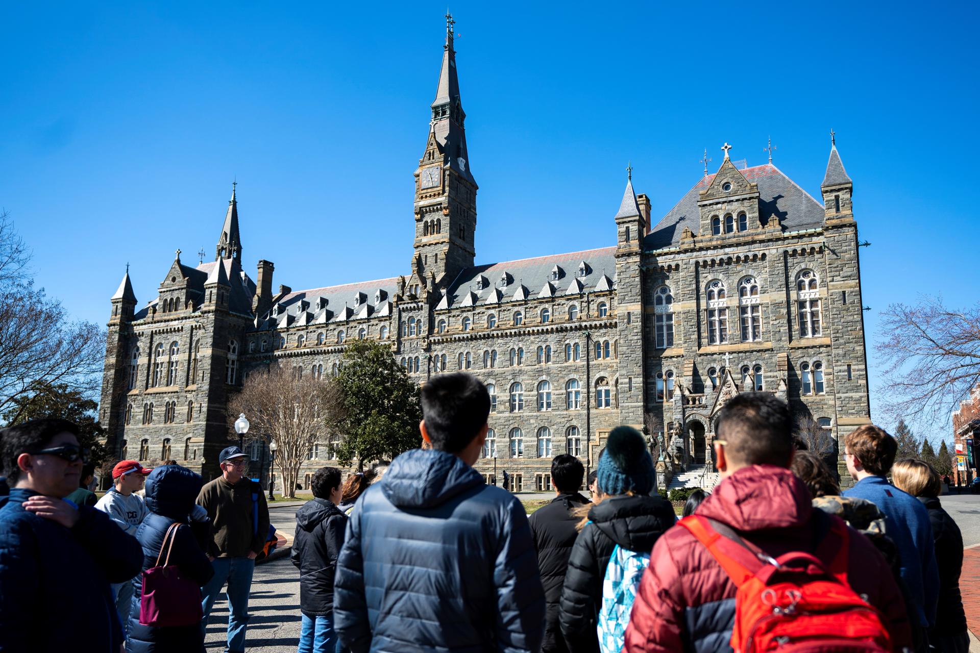 Fotografía de archivo que muestra a estudiantes frente a uno de los edificio de la Universidad de Georgetown, Washington, Estados Unidos. EFE/ Jim Lo Scalzo