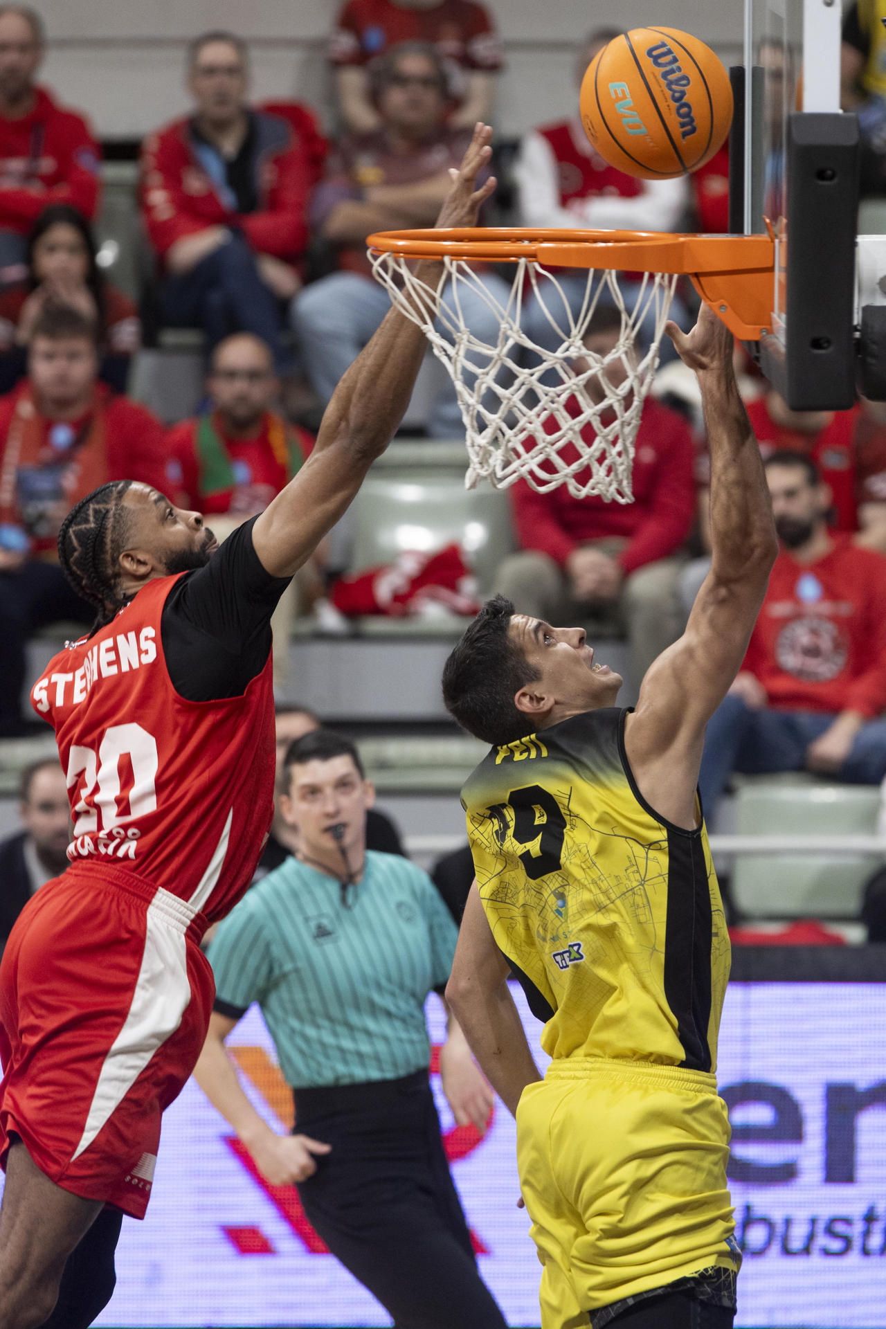 El base de Falco Vulcano Zoltan Perl (d) lanza a canasta ante la presión del alero estadounidense de UCAM Murcia DJ Stephens (i), durante el cuarto partido del Top 16 de la Liga de Campeones en el Palacio de los Deportes de Murcia. EFE/Marcial Guillén