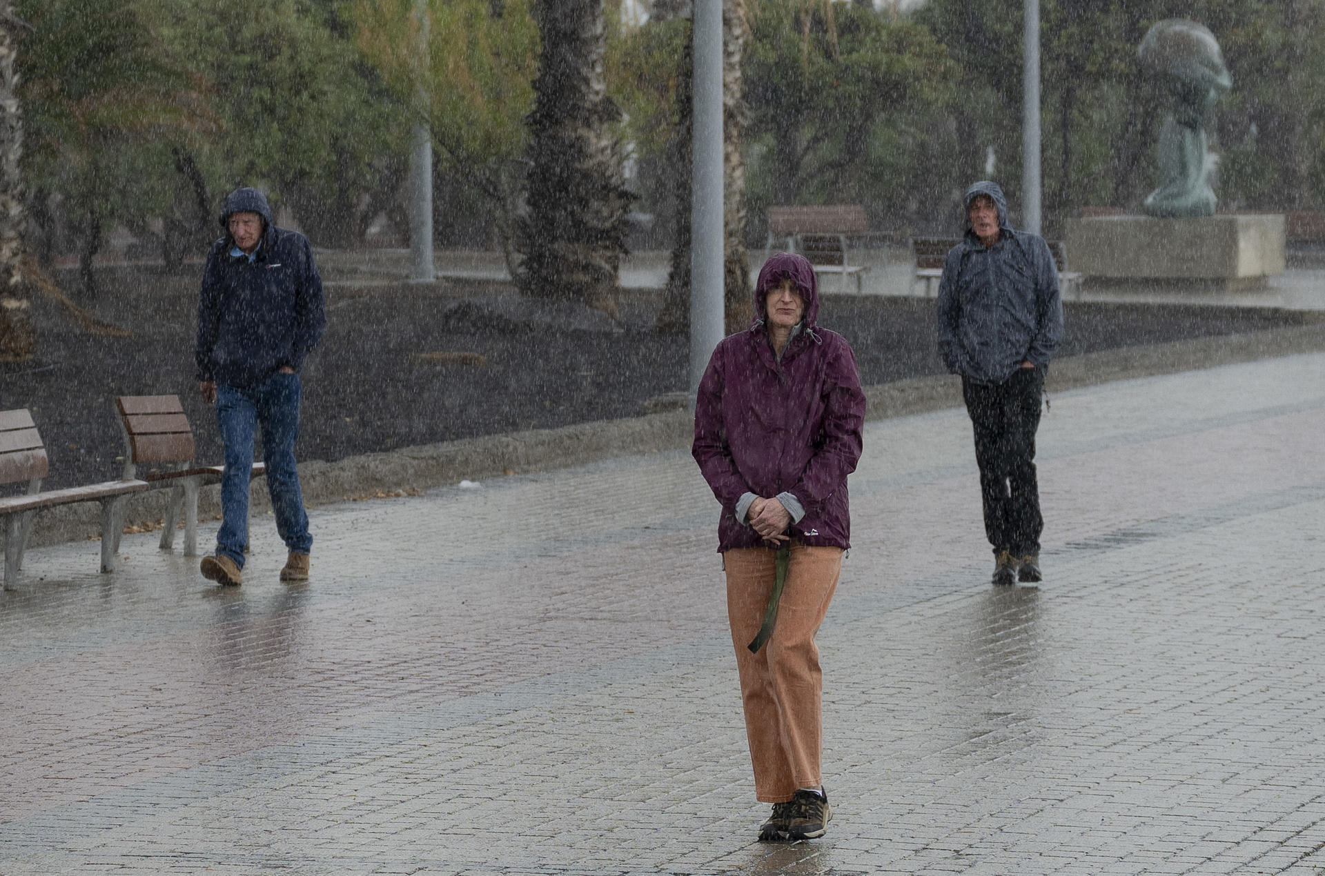 El Gobierno de Canarias mantiene este martes la prealerta por lluvias en toda Canarias. En la imagen, varios turistas caminan bajo la lluvia en Arrecife (Lanzarote).  EFE/ Adriel Perdomo