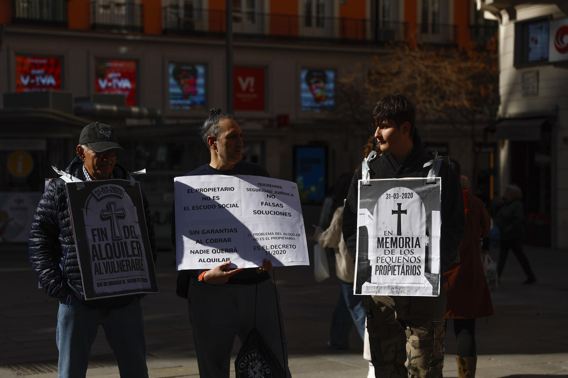 Manifestación convocada por la Asociación de Propietarios de Vivienda contra la Inseguridad Jurídica, este domingo en la madrileña Plaza de Callao. EFE/Rodrigo Jiménez