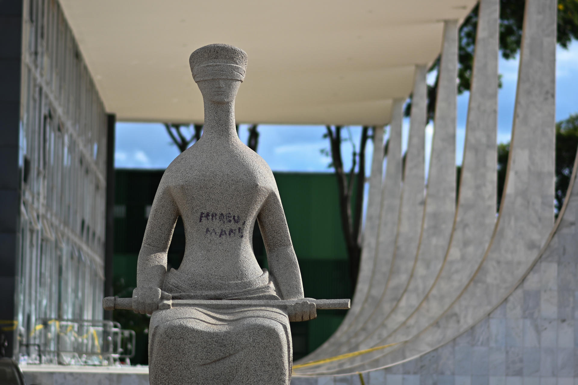 Fotografía de archivo del 10 de enero de 2023 de la estatua 'La Justicia', de Alfredo Ceschiatti, en la sede del Tribunal Supremo pintada tras las protestas en Brasilia (Brasil). EFE/ Andre Borges