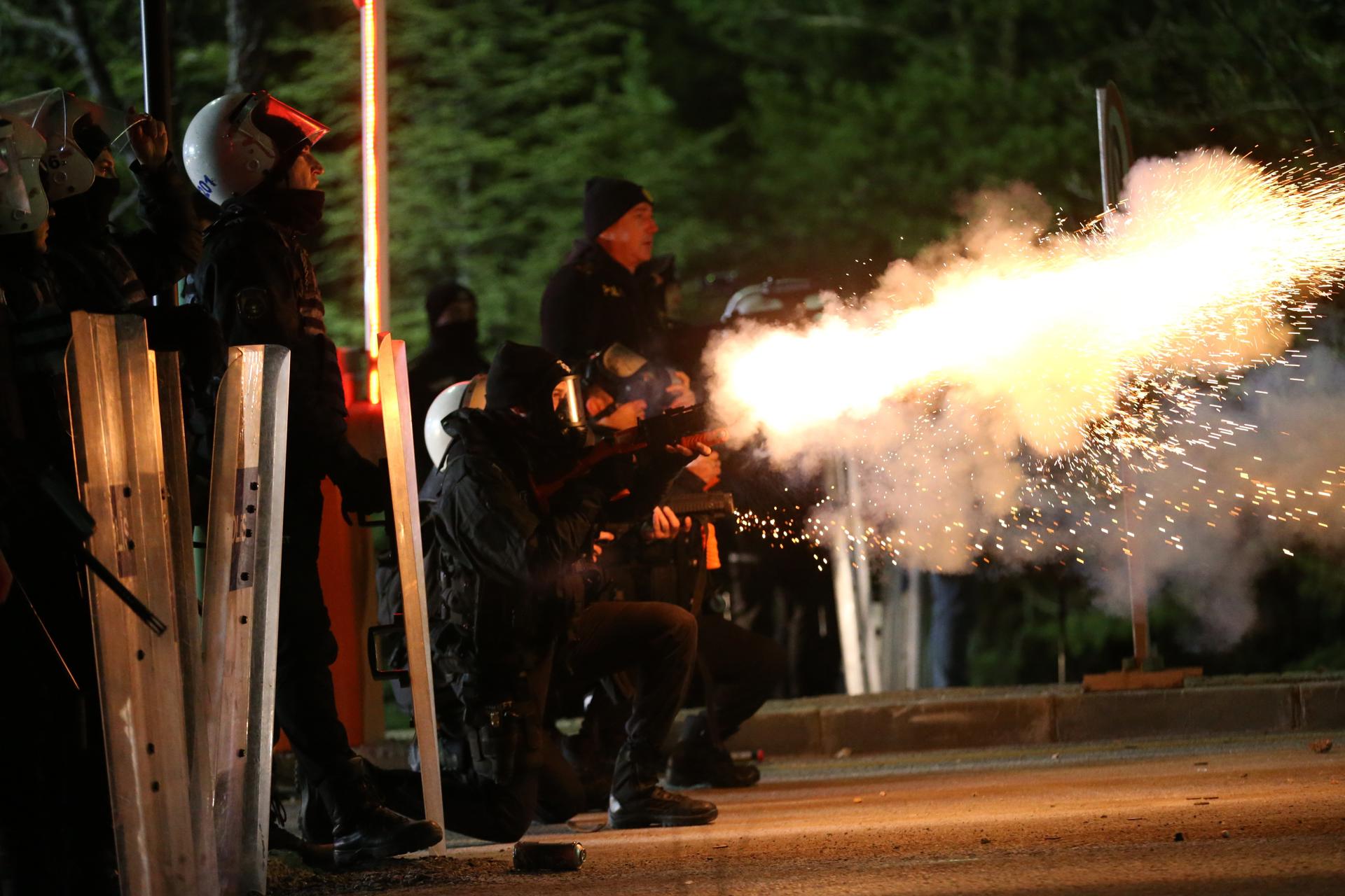 Estudiantes de la Universidad Técnica del Medio Oriente (METU) se enfrentan con la policía antidisturbios turca mientras la policía utiliza gases lacrimógenos y cañones de agua para dispersar a los manifestantes durante una protesta contra el arresto del alcalde de Estambul, Ekrem Imamoglu, en Ankara, Turquía, 20 de marzo de 2025. Las autoridades turcas detuvieron a Imamoglu, del opositor Partido Republicano del Pueblo (CHP), junto con 100 personas más el 19 de marzo como parte de una investigación sobre supuestas vinculaciones con la corrupción y el terrorismo, según un comunicado del fiscal general de Estambul. (Protestas, Turquía, Estambul) EFE/EPA/NECATI SAVAS