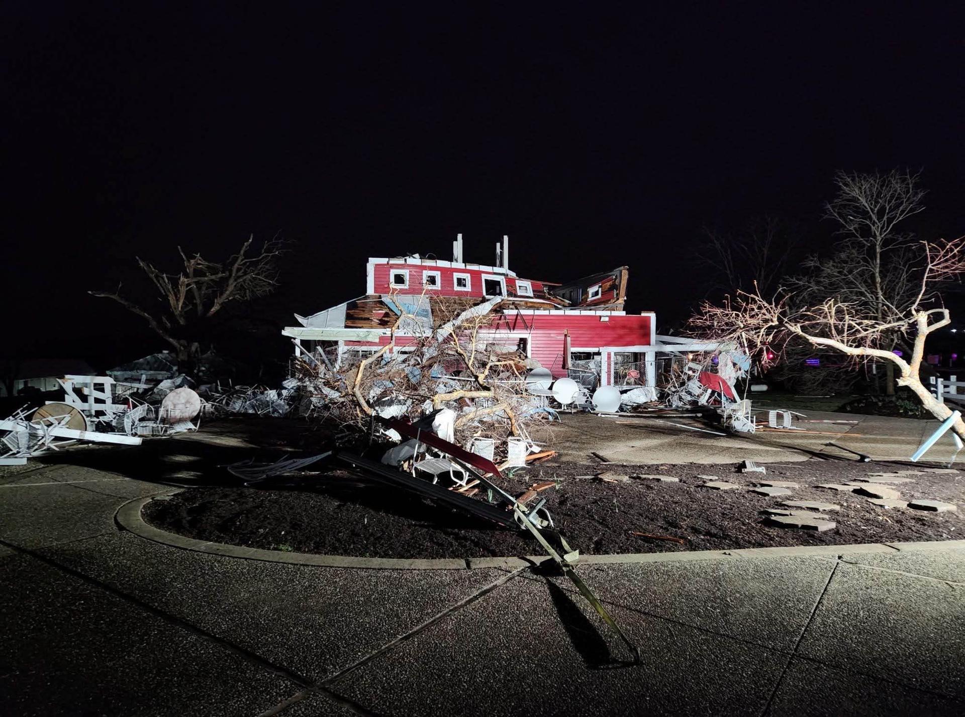 Fotografía facilitada este sábado, 13 de marzo, por la Patrulla de Caminos del Estado de Misuri en la que se registraron los daños causados a una residencia en el condado de Franklyn and Howell County, luego de las fuertes tormentas que azotaron el Medio Oeste del estado de Misuri (EE.UU.). EFE/Patrulla de Carreteras del Estado de Misuri