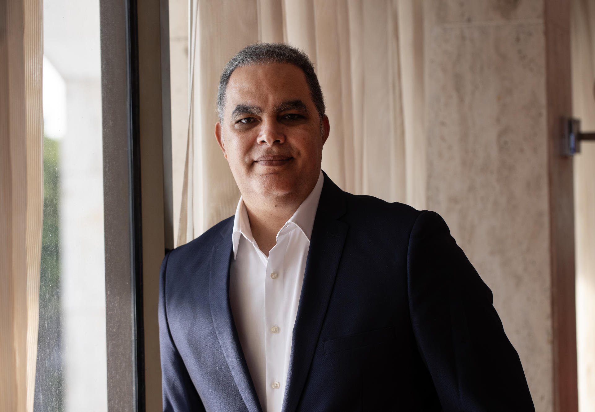 El periodista y escritor Máximo Jiménez posa este viernes, en Santo Domingo (República Dominicana). EFE/ Orlando Barría