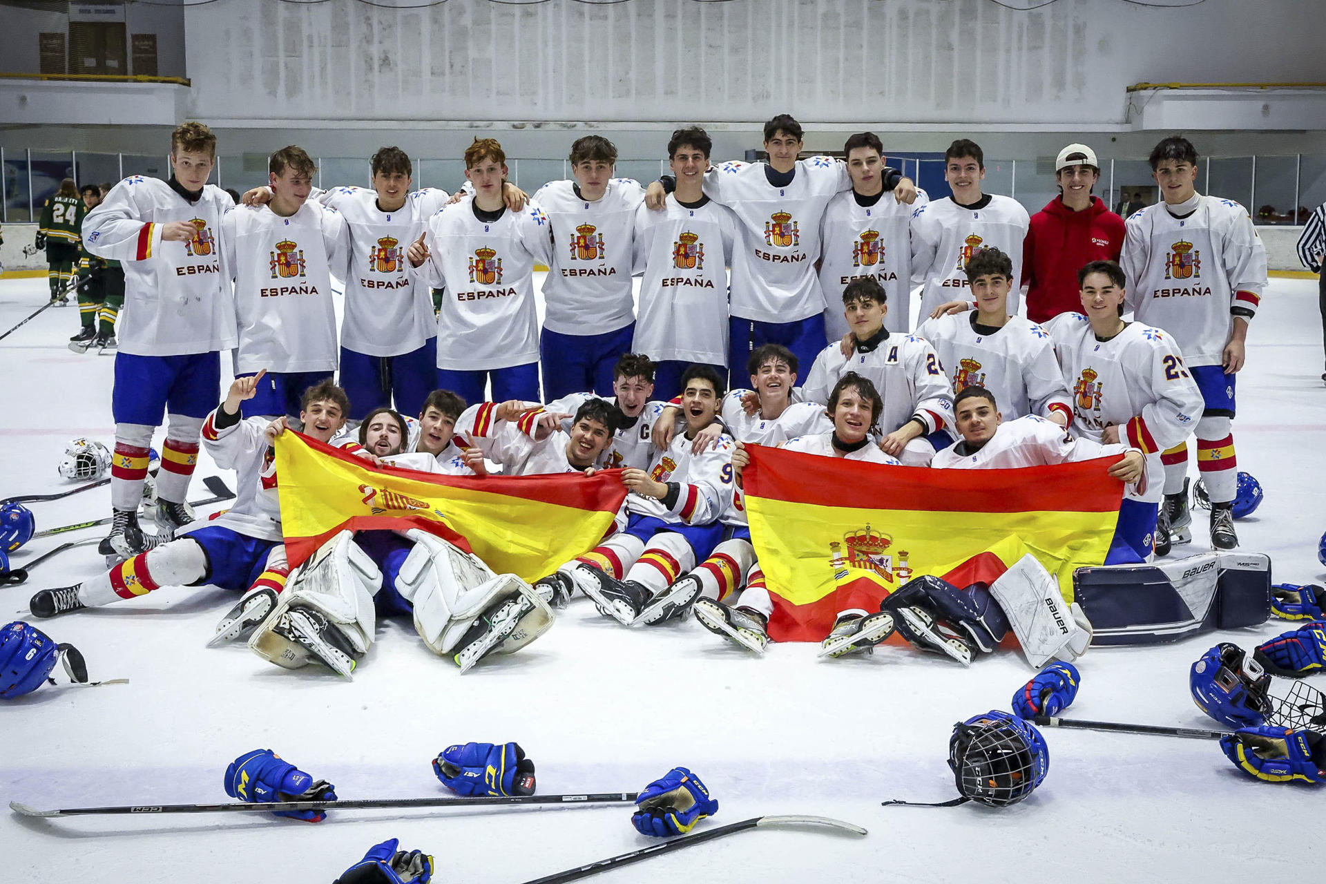 La selección española masculina de hockey sobre hielo, de categoría sub-18, se ha asegurado este sábado la medalla de oro en el Campeonato del Mundo de su categoría, la segunda de este deporte, que se disputa en Sofía (Bulgaria). El equipo español se ha impuesto este sábado a Australia por 2-3, con lo que ha derrotado a su principal rival y al único que podía alcanzarle en el primer puesto de la clasificación. EFE/Federación Española de Hockey Hielo