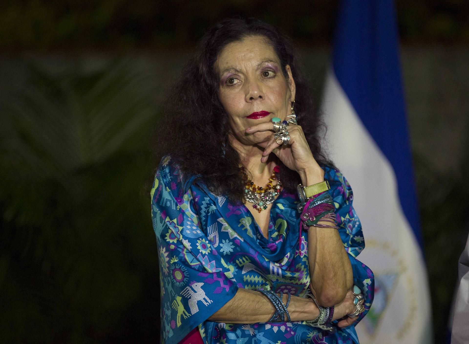 Fotografía de archivo en la que se registró a la primera dama y copresidenta de Nicaragua, Rosario Murillo (i), durante un acto público, en Managua (Nicaragua). EFE/Stringer
