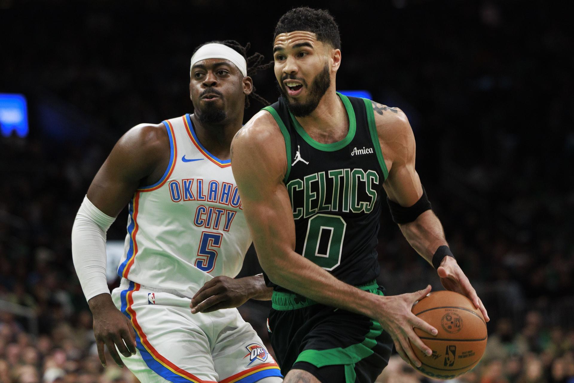 El ala-pívot de Celtics, Jayson Tatum, avanza con el balón ante la presión del escolta de Oklahoma City Thunder, Luguentz Dort (I), durante el juego de este miércoles en Boston. (Basketball) EFE/EPA/CJ GUNTHER