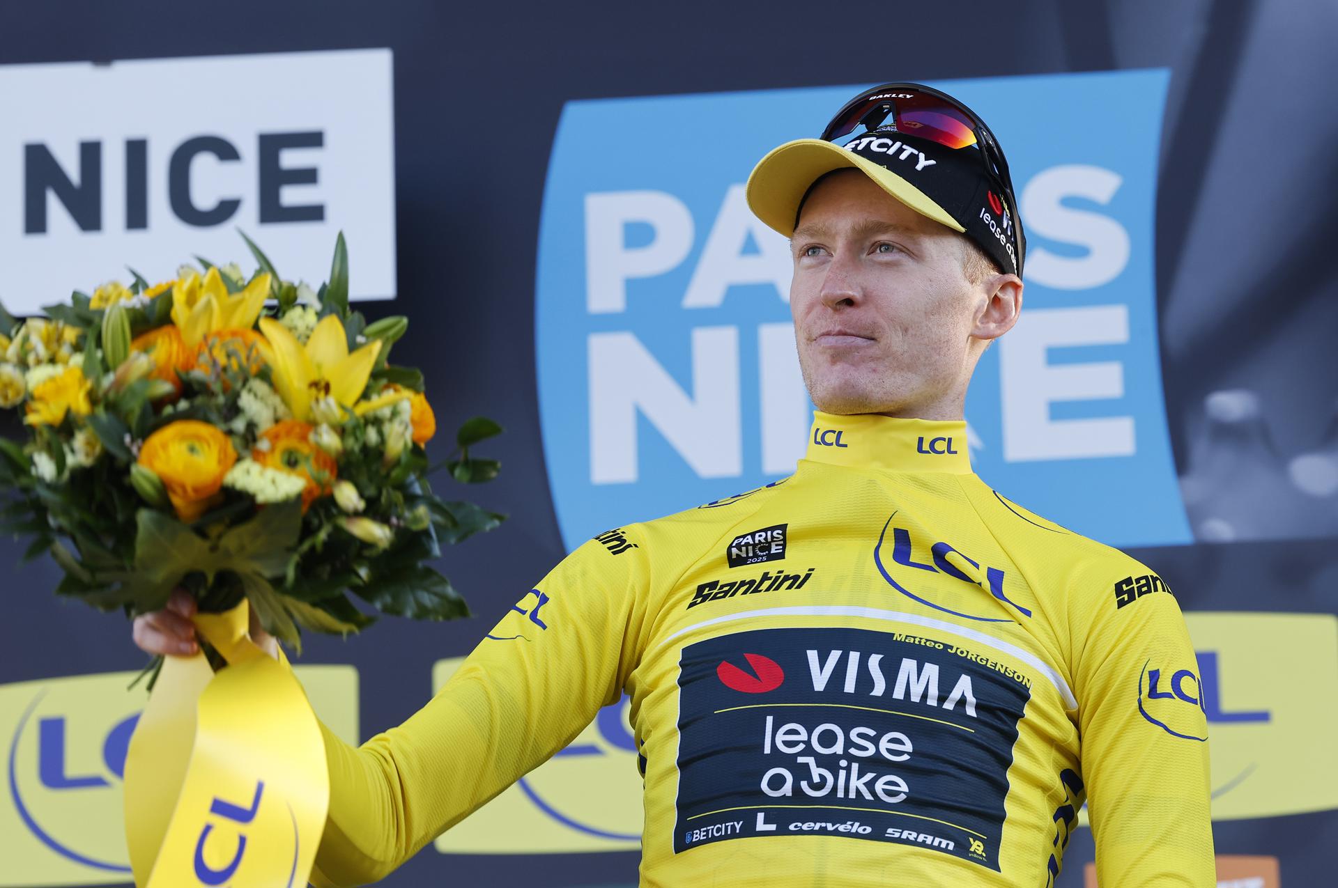 El corredor estadounidense Matteo Jorgenson, del Visma Lease, celebra su victoria en el podio su victoria final en la París-Niza con final en Niza de 119.9km. EFE/EPA/SEBASTIEN NOGIER