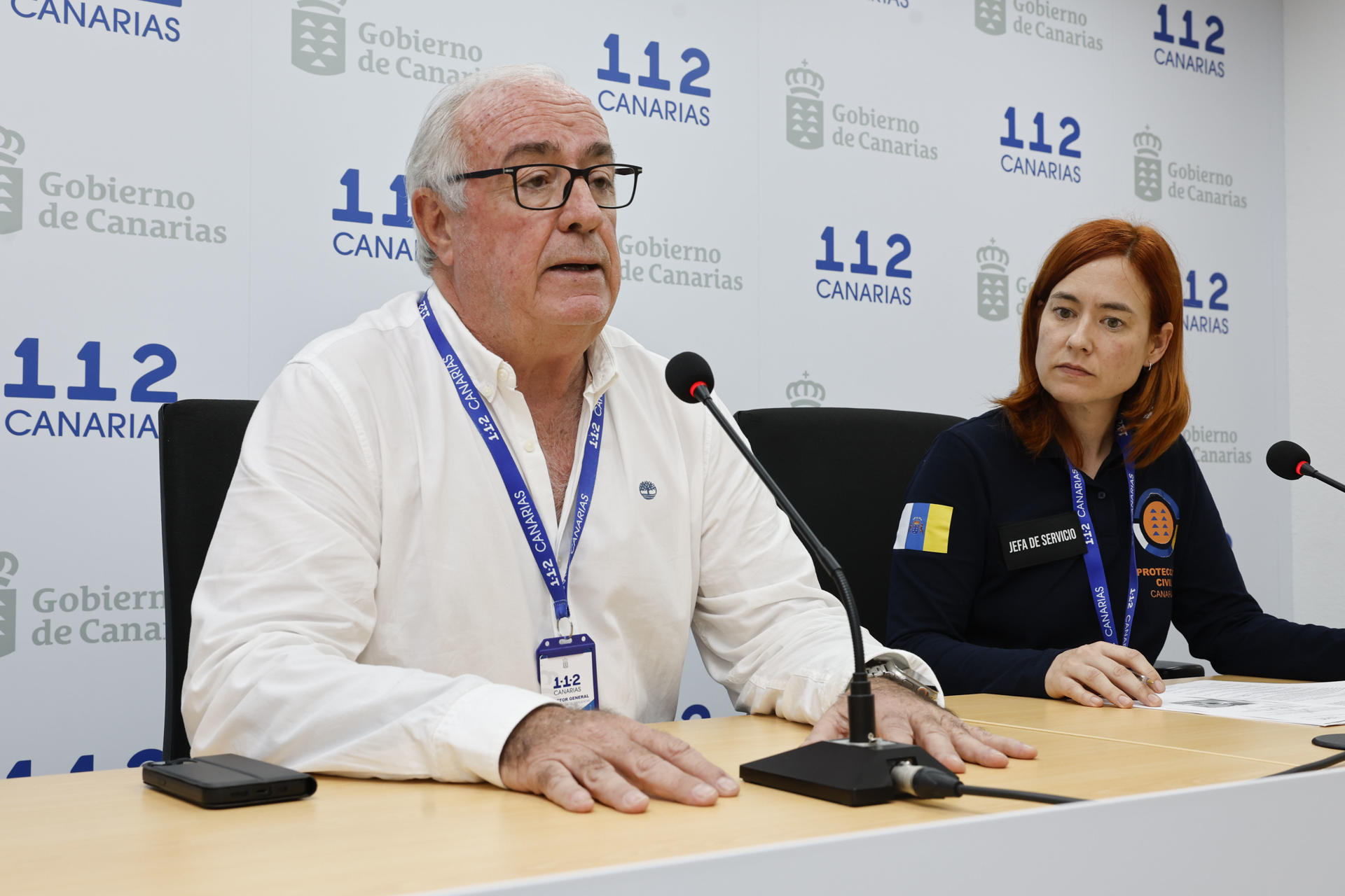 El director general de Emergencias del Gobierno de Canarias, Fernando Figuereo (i), y la jefa de servicio de Protección Civil y Atención de Emergencias del Gobierno de Canarias, Monserrat Román (d), durante la rueda de prensa que ofrecieron este jueves sobre la situación en la costa oriental de Gran Canaria tras el hundimiento de un pesquero frente al litoral de Telde. EFE/ Elvira Urquijo A.