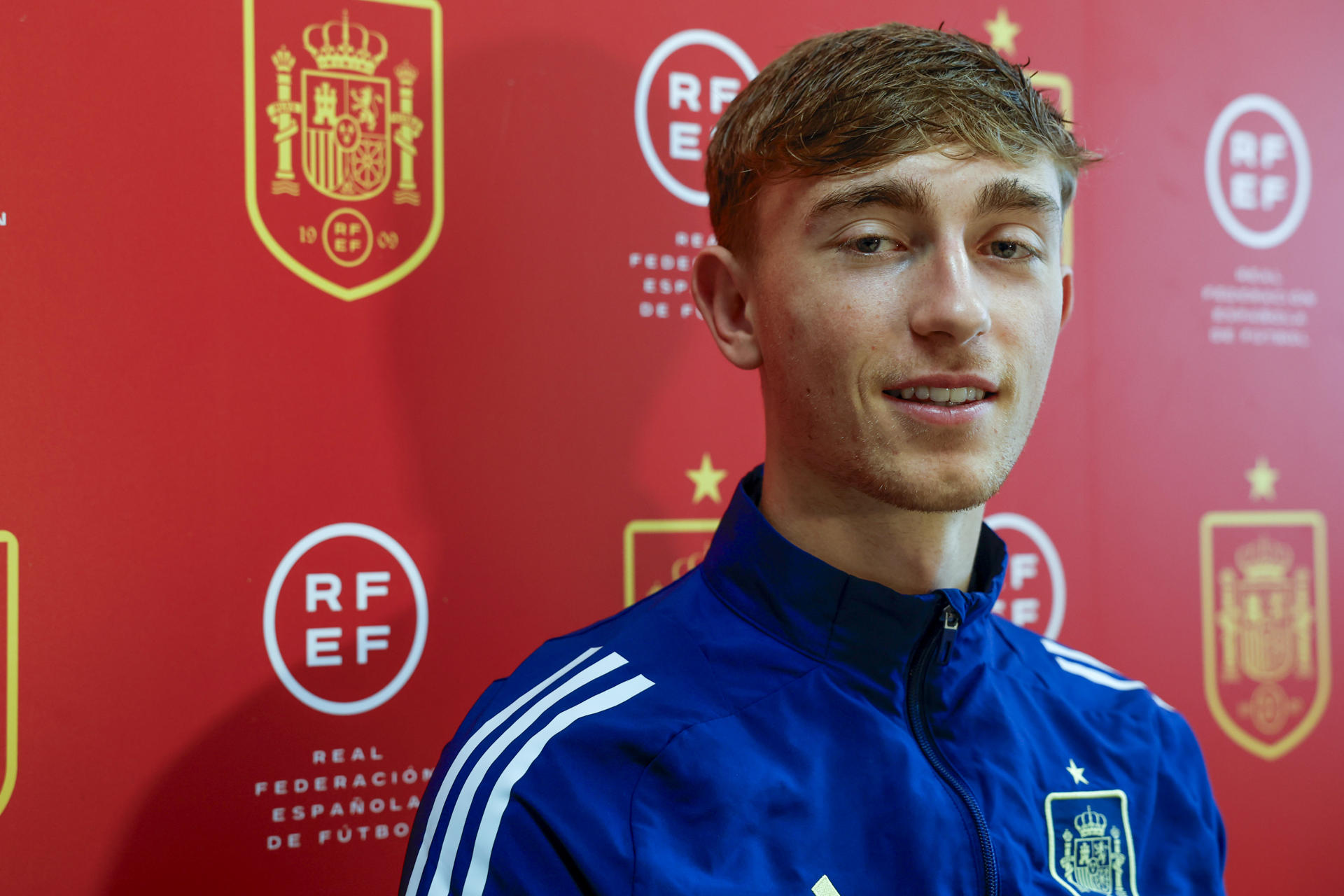 Dean Huijsen nació en Ámsterdam, pero se siente español. Especialmente, malagueño. Su progresión en el Bournemouth y las bajas en el centro de la defensa de la selección han acelerado la decisión de Luis de la Fuente. EFE/Juan Carlos Hidalgo