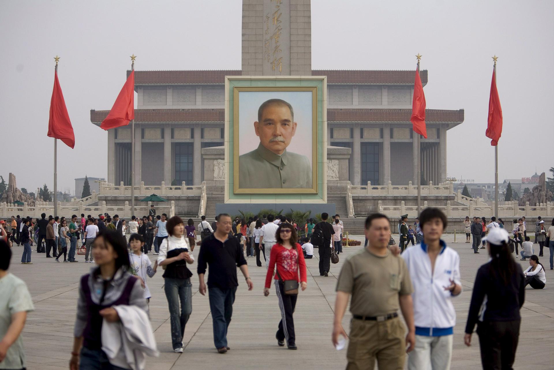 Foto de archivo del retrato de Sun Yat-sen, considerado como el verdadero padre de la China moderna, en la plaza de Tiananmen. EFE/Diego Azubel
