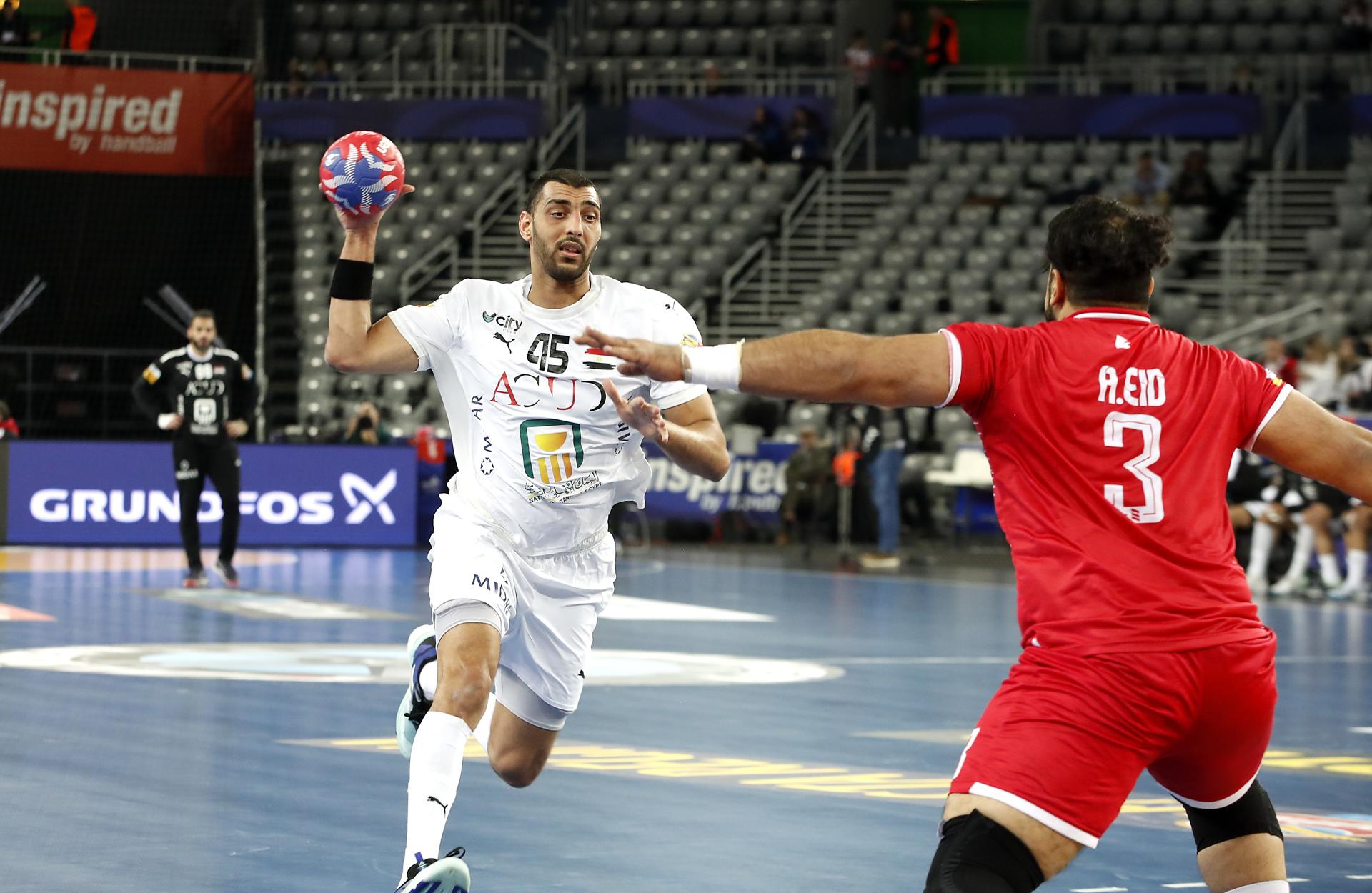 El egipcio Seif Elderaa (i), nuevo fichaje del Barcelona, en un partido de clasificación al Mundial 2025 frente a Baréin. EFE/EPA/ANTONIO BAT