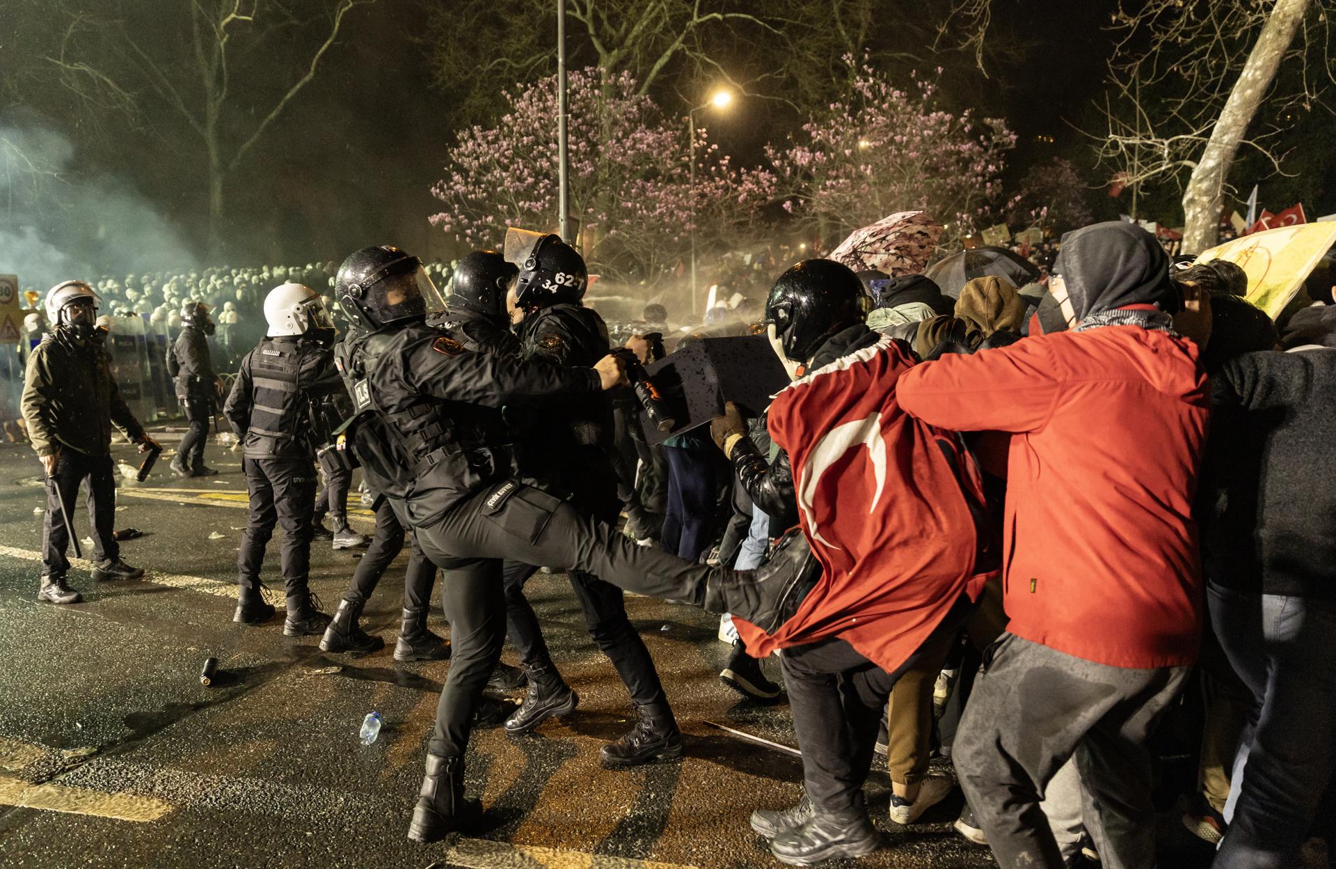 La policía antidisturbios turca se enfrenta a los manifestantes que intentan marchar hacia la Plaza Taksim desde la sede del municipio de Estambul durante una protesta contra la detención del alcalde de Estambul, Ekrem Imamoglu, en Estambul, Turquía, el 23 de marzo de 2025. El alcalde de Estambul, Ekrem Imamoglu, del Partido Popular Republicano (CHP), fue encarcelado y destituido por el Ministerio del Interior de Turquía el 23 de marzo bajo cargos de corrupción, tras su detención el 19 de marzo junto con otras 100 personas. (Protestas, Turquía, Estambul) EFE/EPA/ERDEM SAHIN
