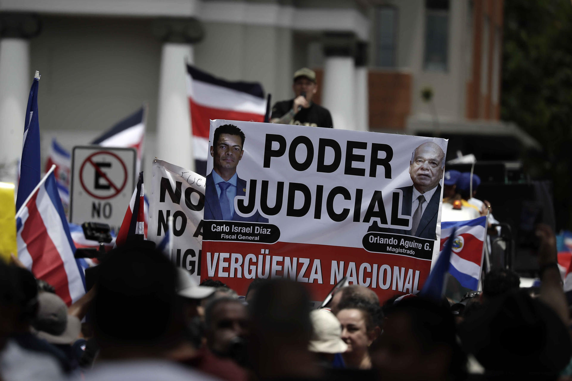 Fotografía de una manifestación convocada por el presidente de Costa Rica, Rodrigo Chaves,para pedir la salida del fiscal general, Carlo Díaz. EFE/Jeffrey Arguedas