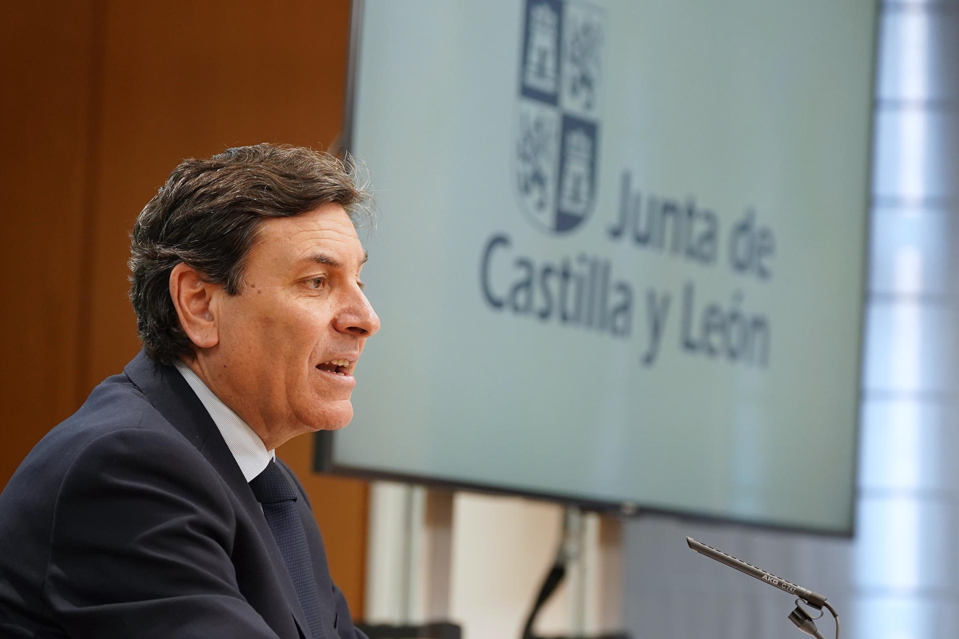 El consejero de Economía y Hacienda y portavoz, Carlos Fernández Carriedo, comparece en rueda de prensa posterior al Consejo de Gobierno de la Junta de Castilla y León. EFE/Nacho Gallego