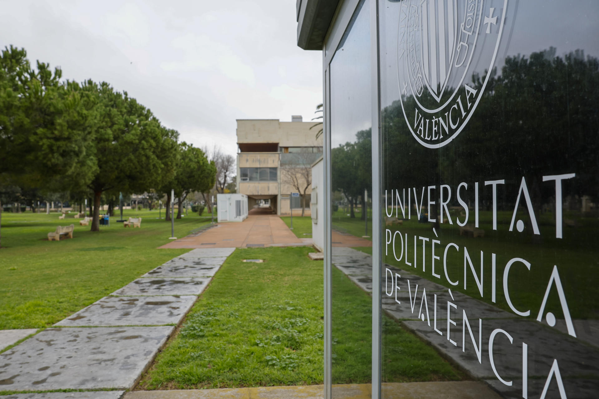 Vista general del campus desierto de la Universitat Politècnica de València cuando esta institución y la Universitat de València han anunciado que, ante la situación de emergencia por inundaciones en toda la provincia durante el episodio actual de lluvias, suspenden sus actividades presenciales a partir de este martes y las clases solo serán online. EFE/Ana Escobar