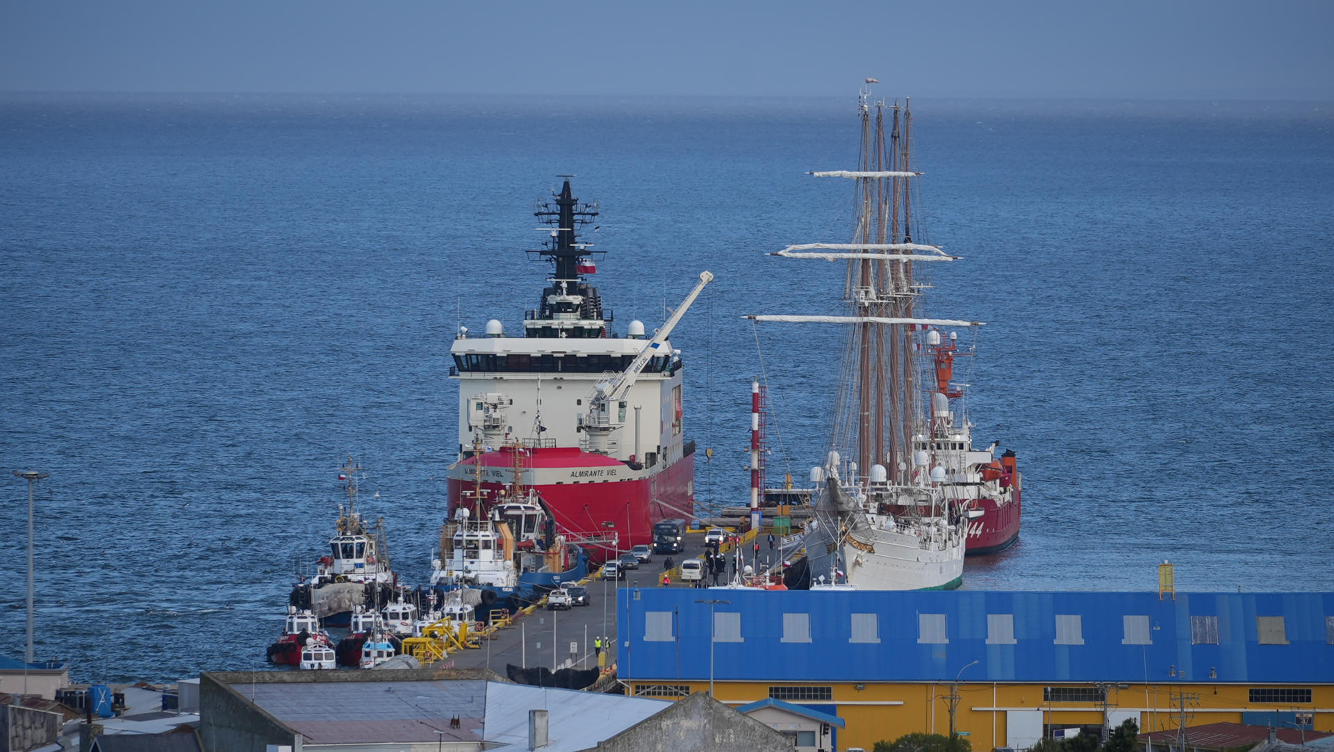 El buque escuela Juan Sebastián de Elcano (d) llega al muelle Prat del Puerto de Punta Arenas este martes, en Punta Arenas (Chile). EFE/ Claudio Monge