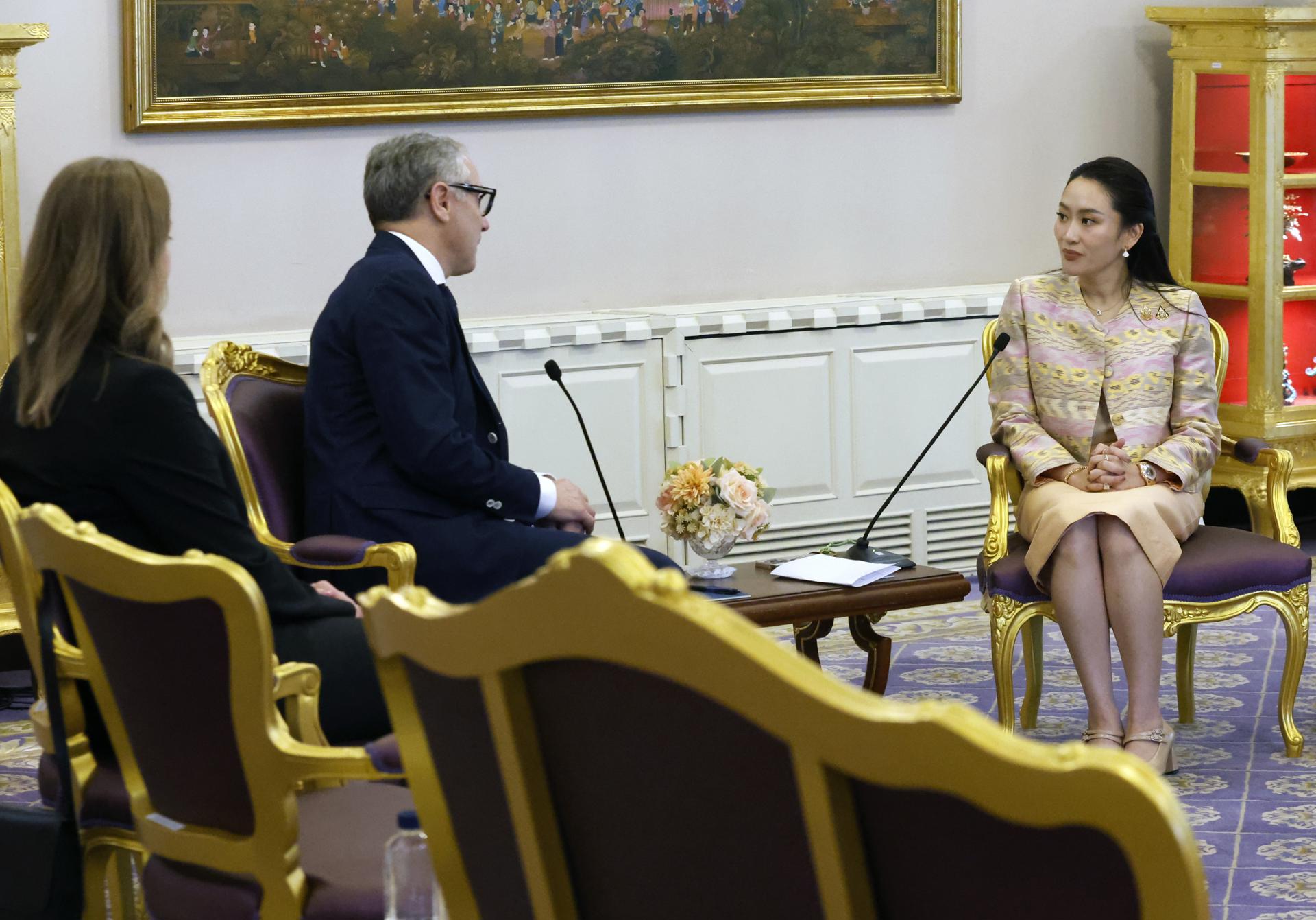 BANGKOK (Thailand), 18/03/2025.- Formula One Group CEO Stefano Domenicali (C) speaks with Thai Prime Minister Paetongtarn Shinawatra (R) during a meeting at the Government House in Bangkok, Thailand, 18 March 2025. Domenicali visited Bangkok to discuss the possibility of Thailand hosting a Formula One race. (Fórmula Uno, Tailandia) EFE/EPA/NARONG SANGNAK