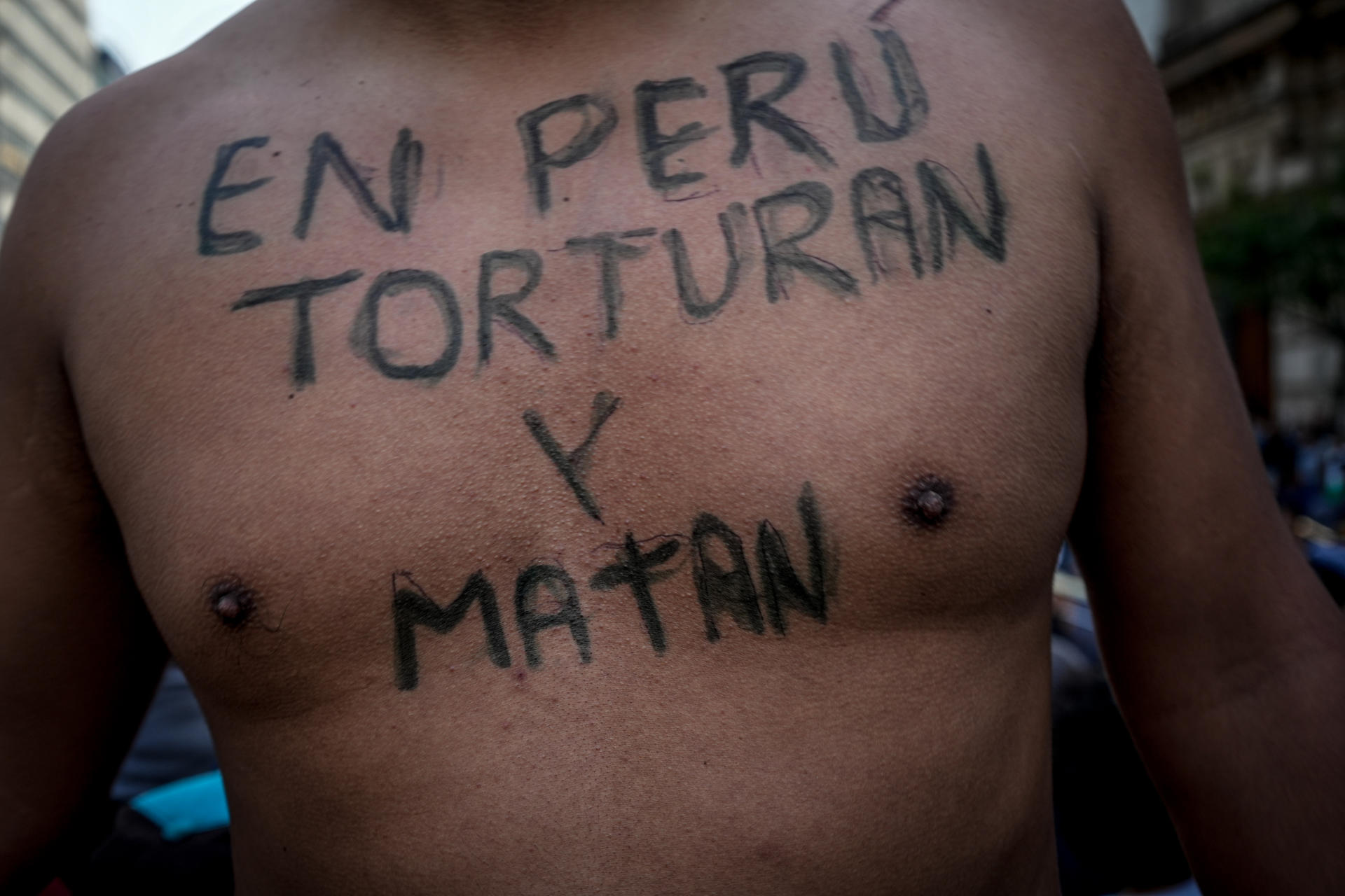 Fotografía de archivo en donde se ve a un manifestante en Lima (Perú). EFE/ STR