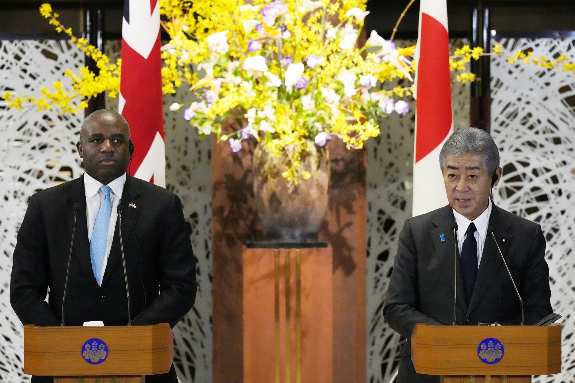 El ministro de Exteriores británico David Lammy (I) y su homologo japonés ,Takeshi Iwaya (D) en rueda de prensa en Tokio, el 7 de marzo de 2025. EFE/EPA/EUGENE HOSHIKO / POOL