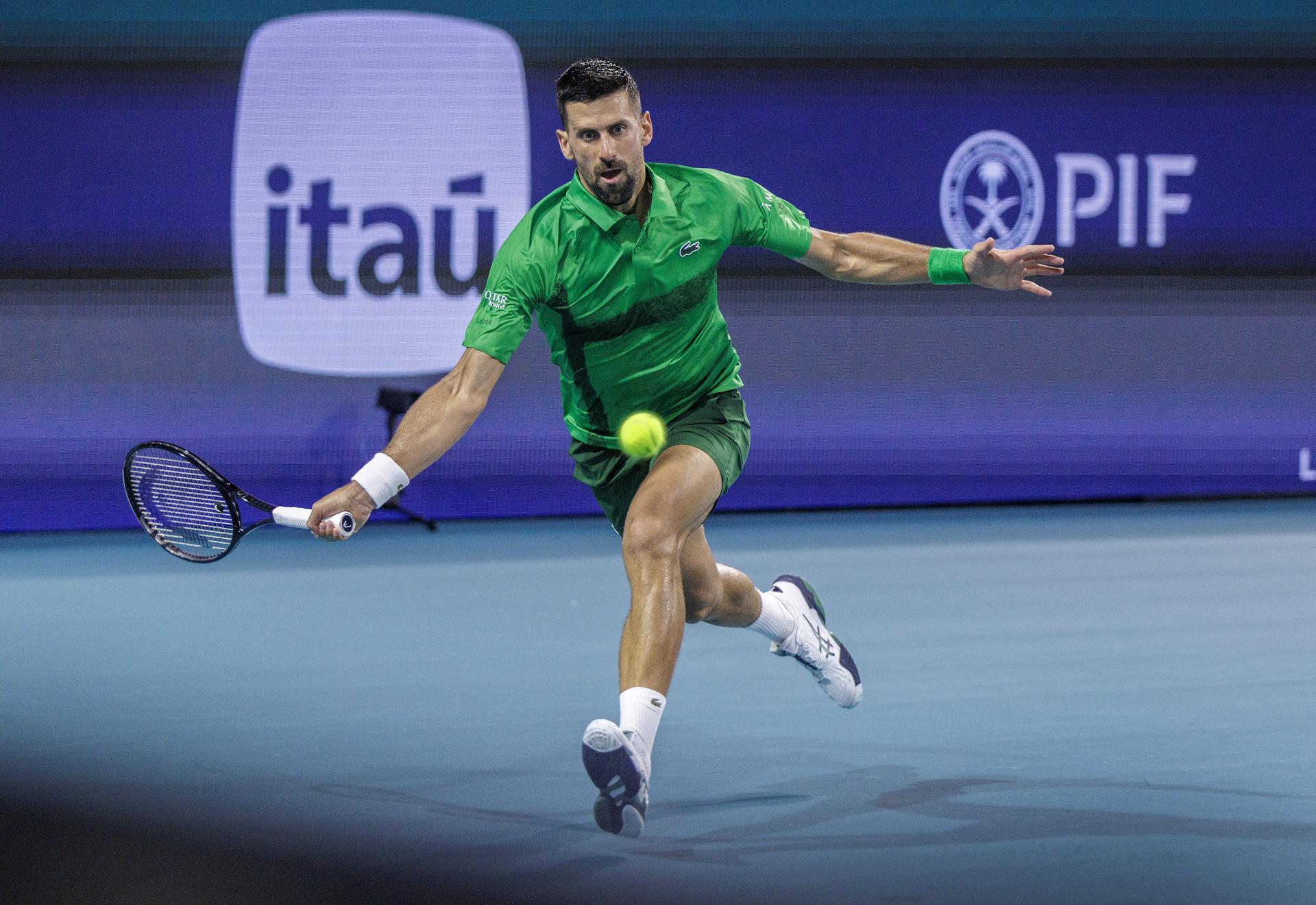 El serbio Novak Djokovic en acción contra el italiano Lorenzo Musetti durante su partido de cuartos de final en la categoría Individual Masculina del Abierto de Miami 2025 en el Hard Rock Stadium en Miami, Florida (EE.UU.). EFE/CRISTÓBAL HERRERA-ULASHKEVICH
