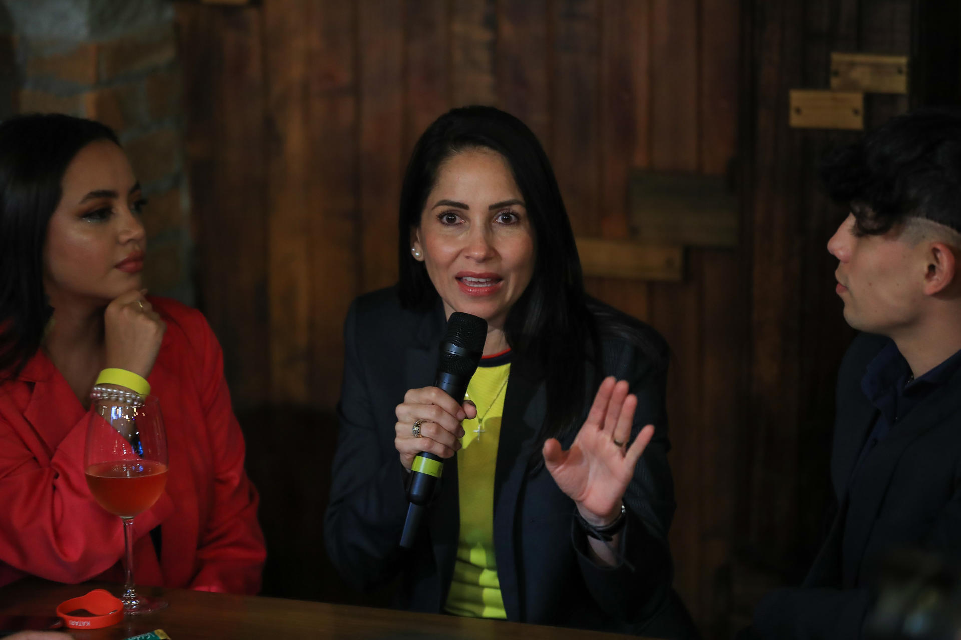 La candidata correísta, Luisa González, habla durante un conversatorio con jóvenes influenciadores y emprendedores este martes, en Quito (Ecuador). EFE/ José Jácome
