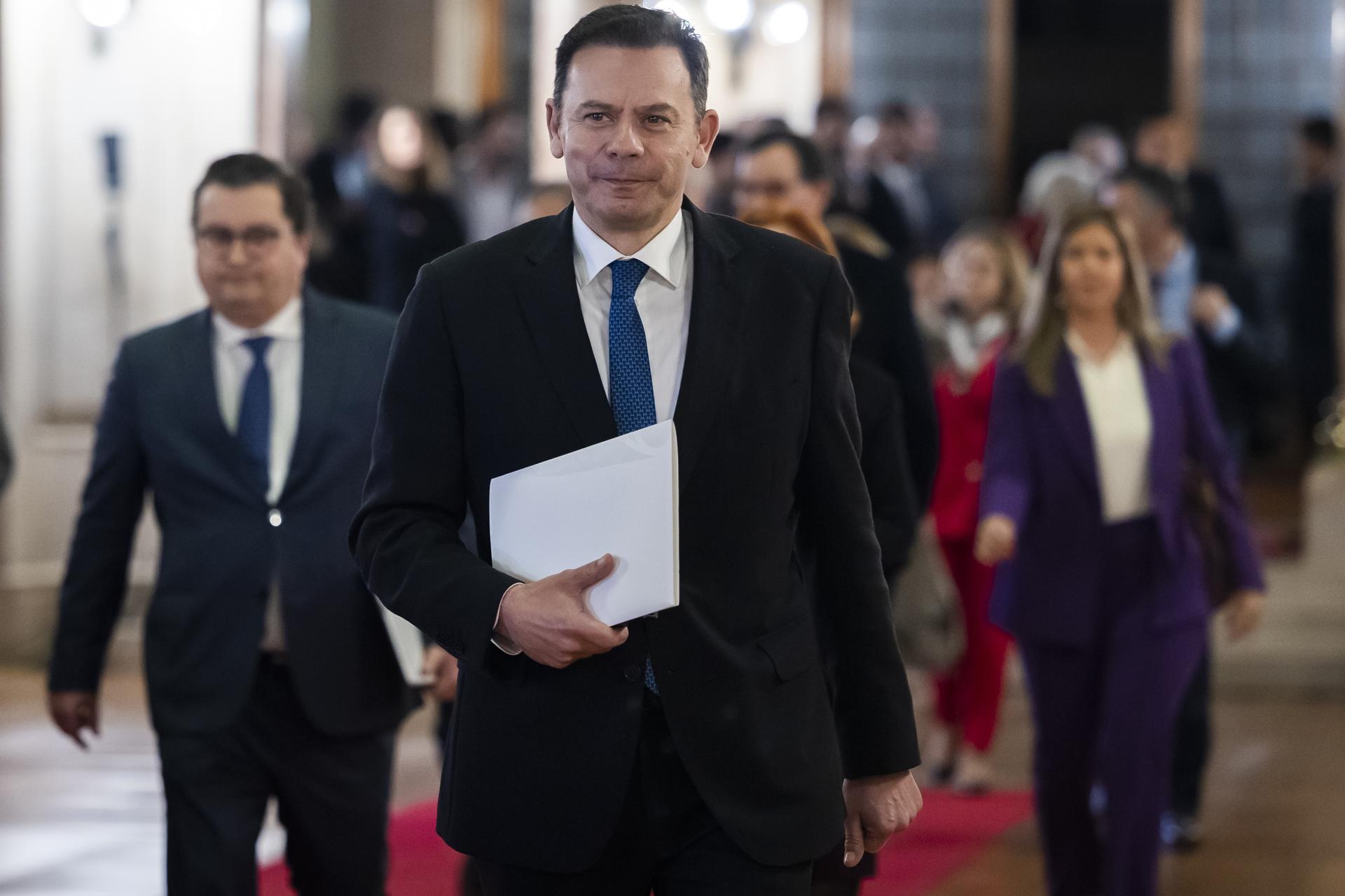 El primer ministro portugués, Luis Montenegro, se retira tras el rechazo de la moción de confianza del Gobierno en el Parlamento portugués en Lisboa. EFE/EPA/JOSE SENA GOULAO