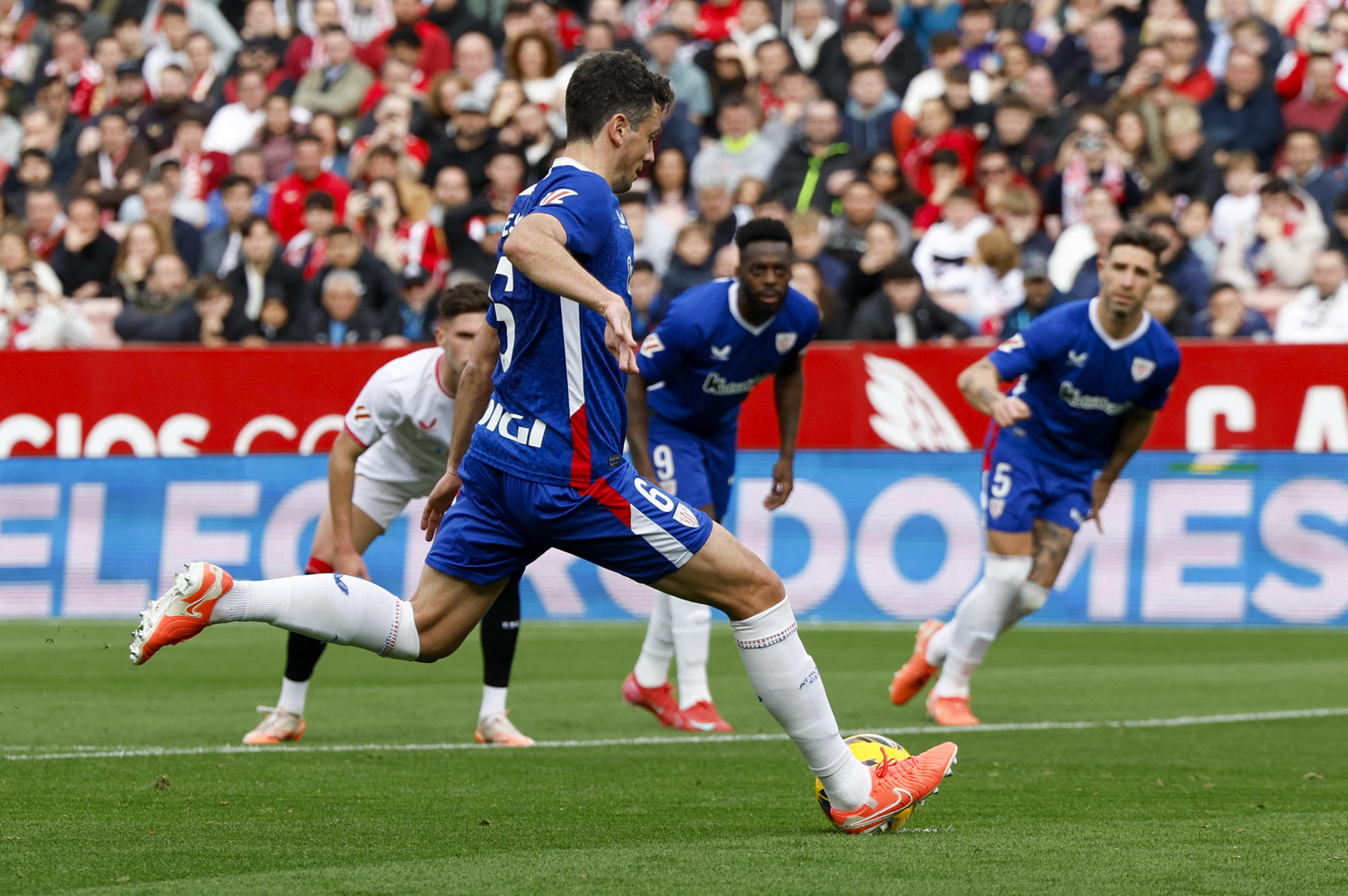 El centrocampista del Athletic Mikel Vesga en el lanzamiento fallido del penalti durante el partido de LaLiga entre el Sevilla y el Athletic Club, este domingo en el estadio Ramón Sánchez Pizjuán. EFE/ Julio Muñoz