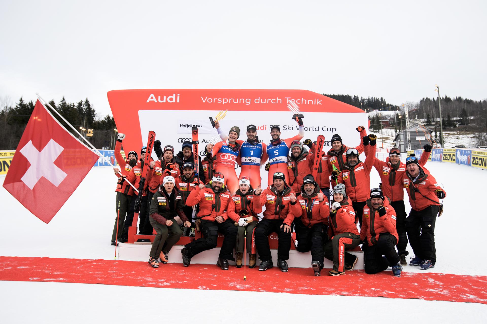 Marco Odermatt, Loic Meillard y Thomas Tumler, todos suizos, posan después del eslalon gigante de Hafjell. EFE/EPA/Stian Lysberg Solum NORWAY OUT