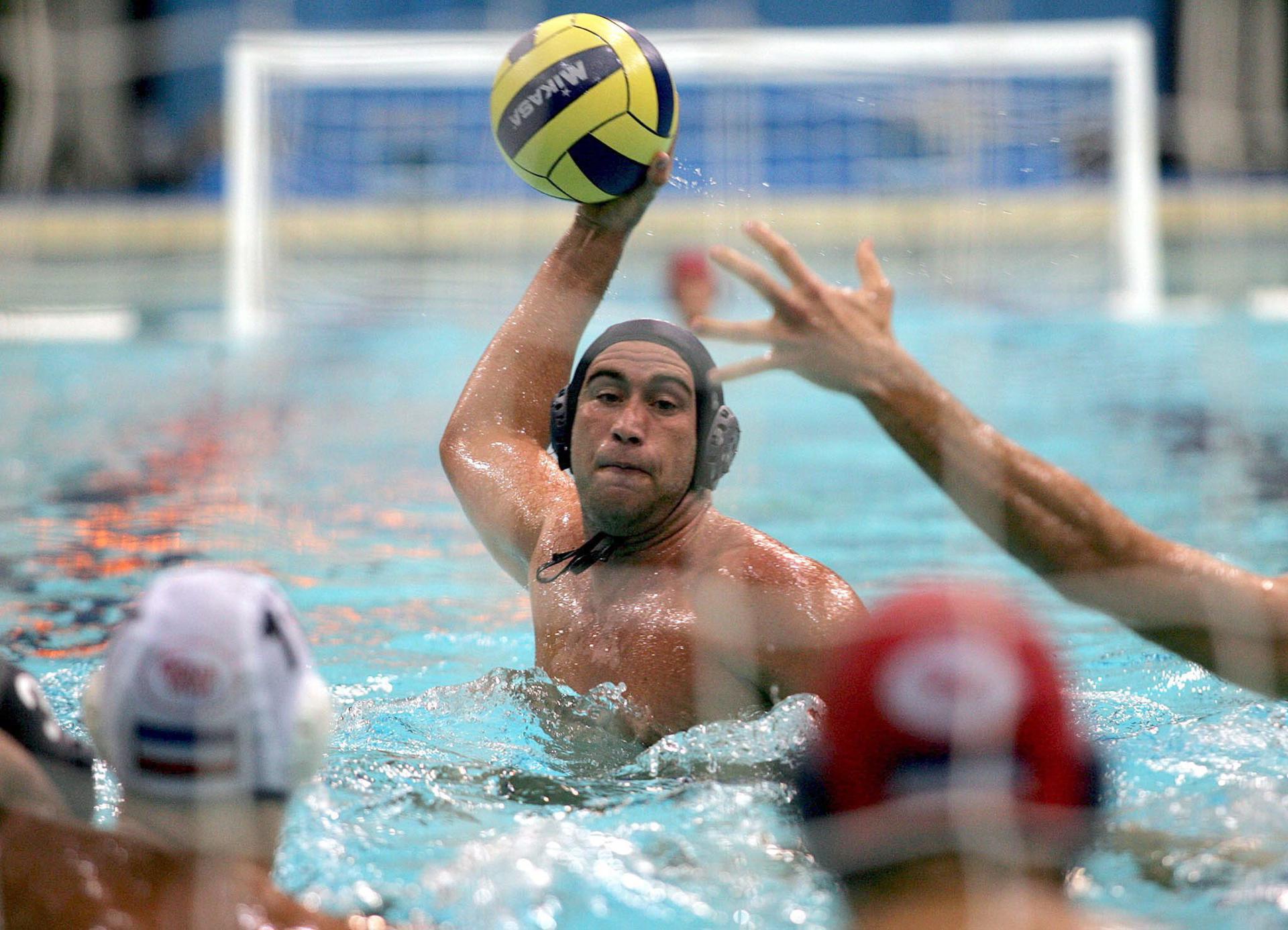 Oscar Rey (c) trata de marcar un gol durante la final España-Serbia y Montenegro de la Super Final de la Liga Mundial de waterpolo en Atenas, el 6 de agosto de 2006. EFE/Orestis Panagiotou.